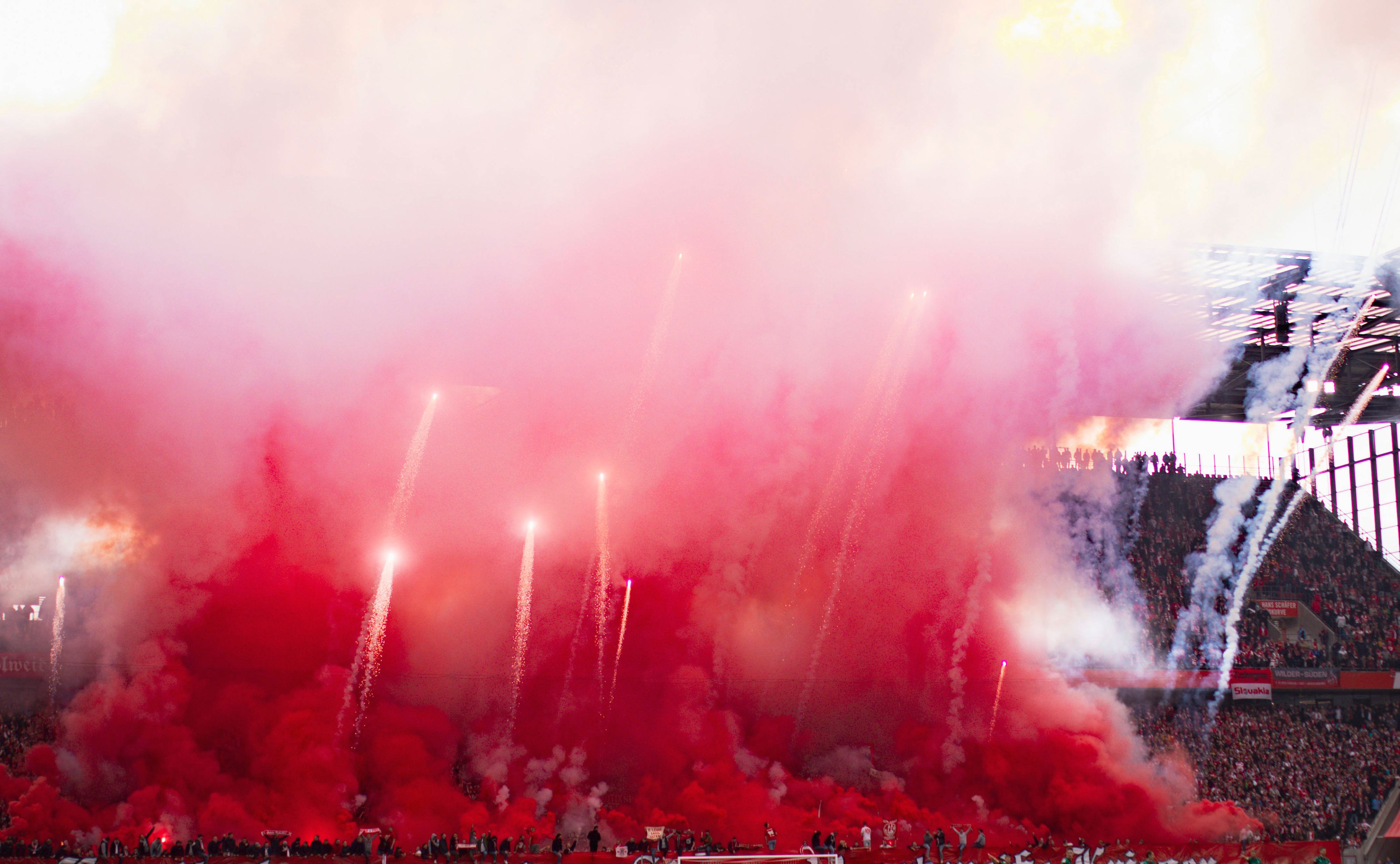 Die Kölner-Ultras zündeten beim Derby gegen Gladbach ein Feuerwerk.