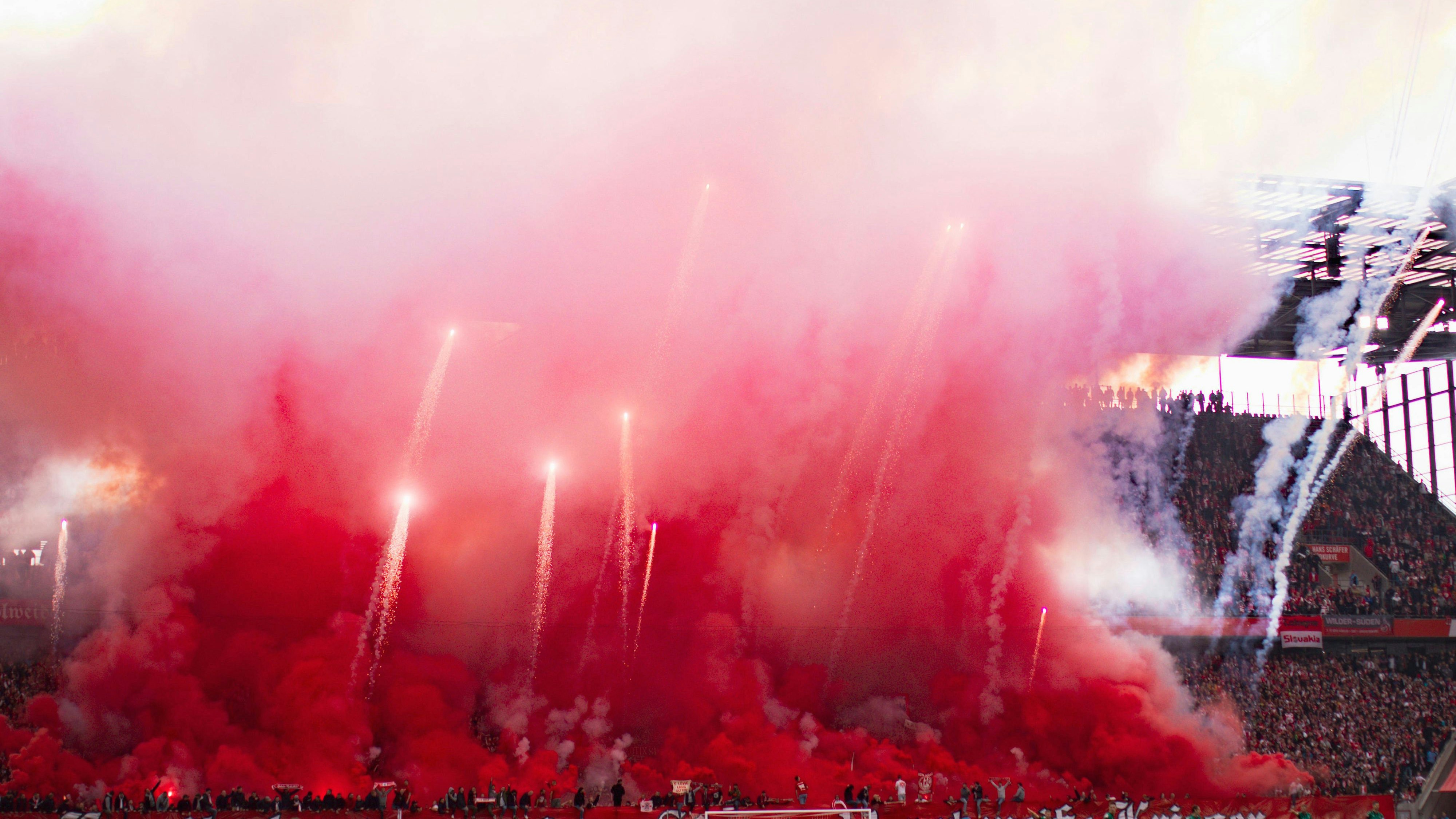 Die Kölner-Ultras zündeten beim Derby gegen Gladbach ein Feuerwerk.