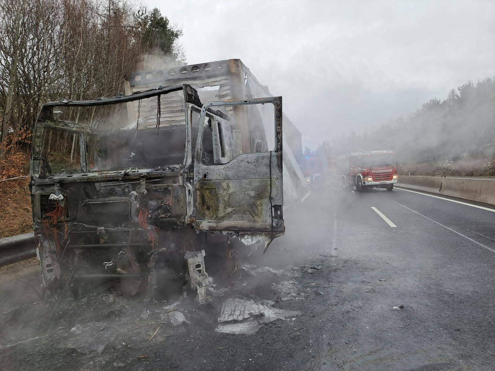 Das Zugfahrzeug wurde ein Raub der Flammen.