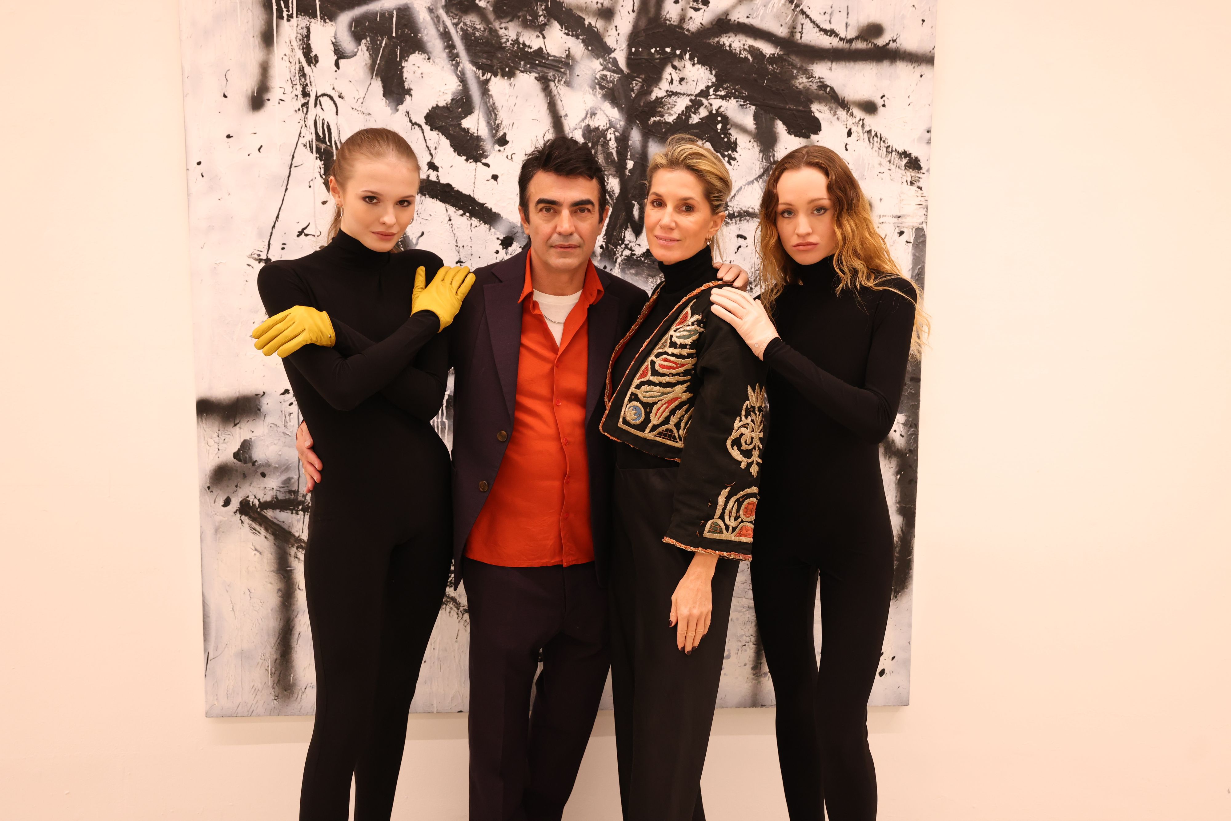 Handschuhmacherin Nina Peter mit Top-Designer Gregor Pirouzi und ihren Models in der Galerie Kandlhofer.