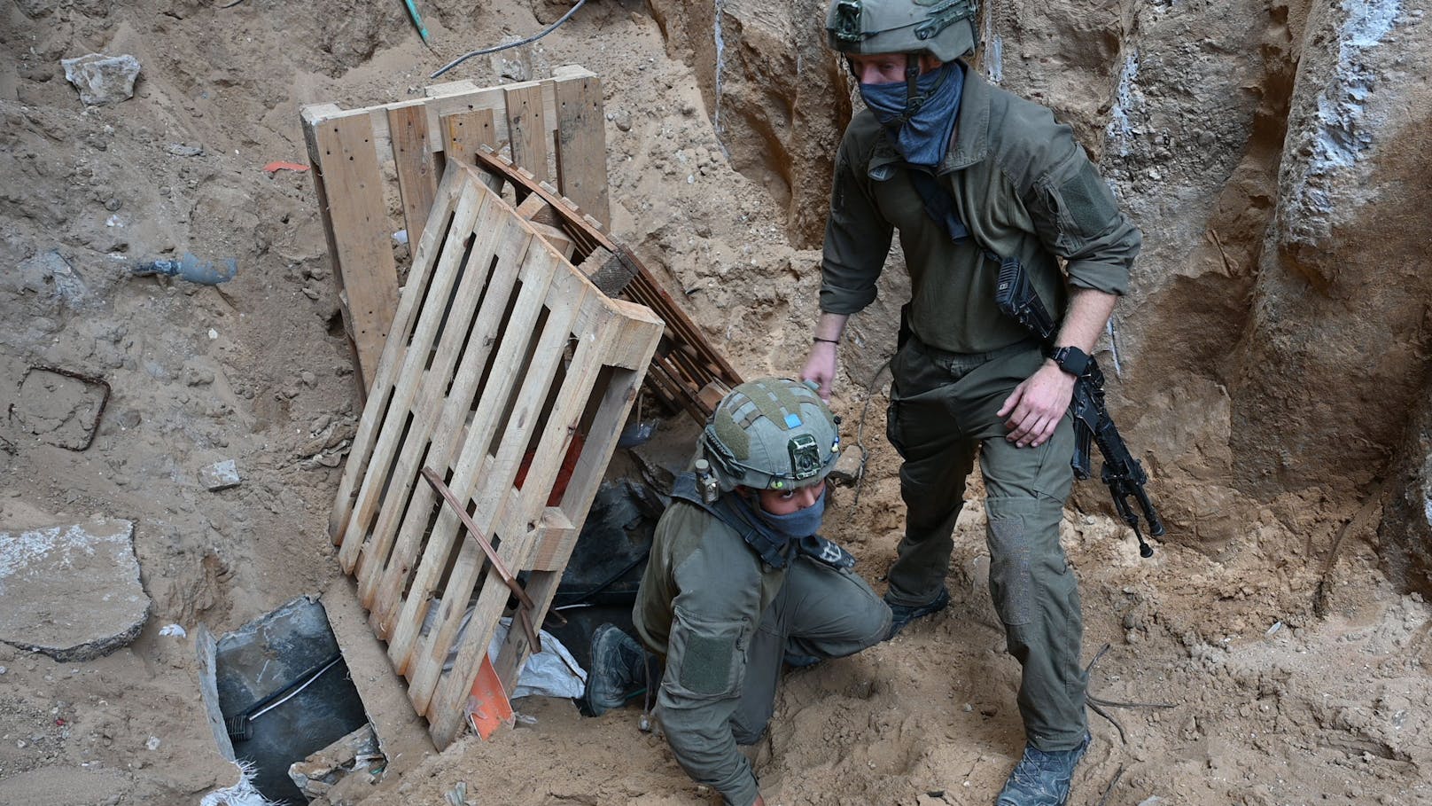 Armee entdeckt Tunnel, in dem Geiseln versteckt waren