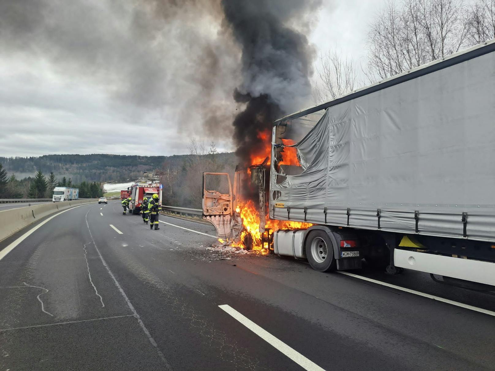 Auf der A2 bei Aspang stand die Fahrerkabine eines LKW im Vollbrand.