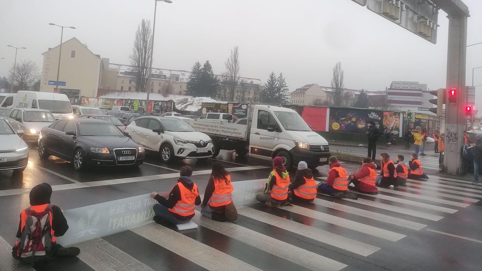 Aktivisten der "Letzten Generation" legten im Grazer Frühverkehr Straßen und Kreuzungen wiederholt für kurze Zeit still. Unter anderem protestierten sie auf der Kärntnerstraße, der Keplerbrücke und dem Griesplatz. Anders als bei vergangenen Protestaktionen wurde diesmal auf den Superkleber verzichtet.