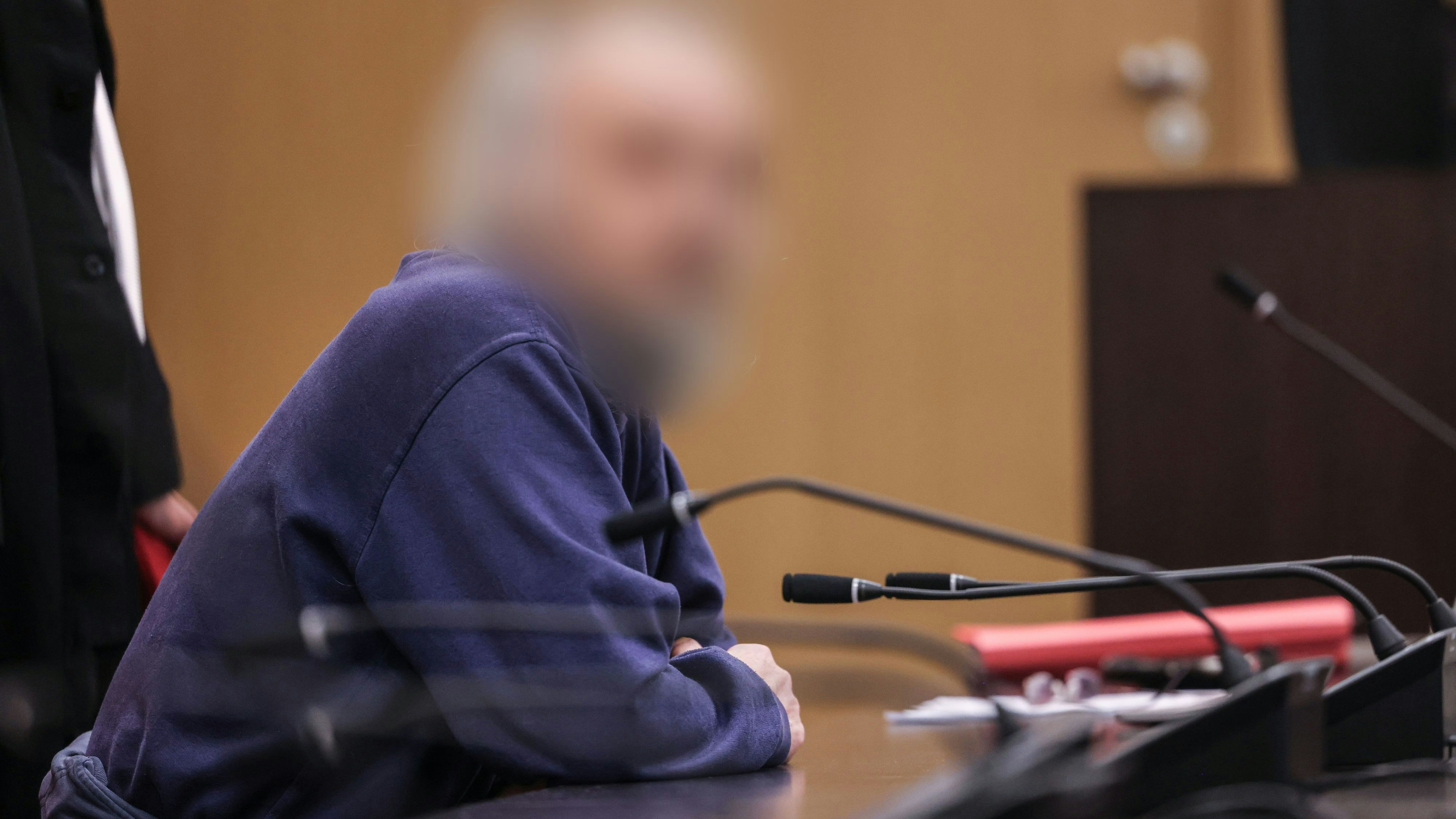 Vor Gericht muss sich der 57-jährige Frank P.  aus Ratingen verantworten. Er wird beschuldigt, grosse Mengen Benzin auf Polizei- und Feuerwehrbeamte an seiner Wohnungstür im zehnten Stock eines Hochhauses verschüttet zu haben.