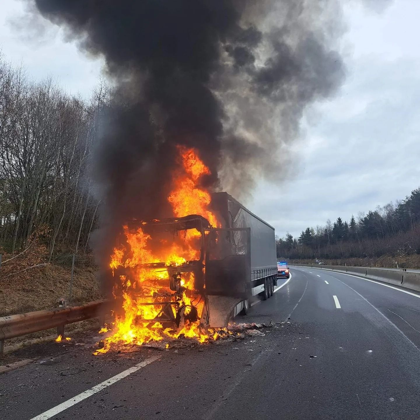 Das Führerhaus des Fahrzeuges brannte komplett aus. 