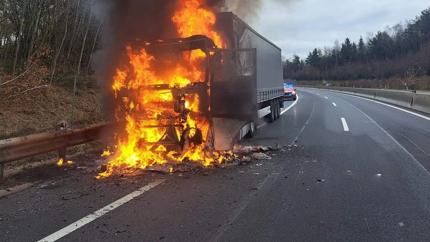 Das Führerhaus des Fahrzeuges brannte komplett aus. 