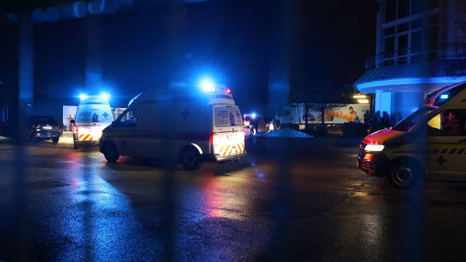 Die Rettung brachte zwölf Menschen ins Krankenhaus.