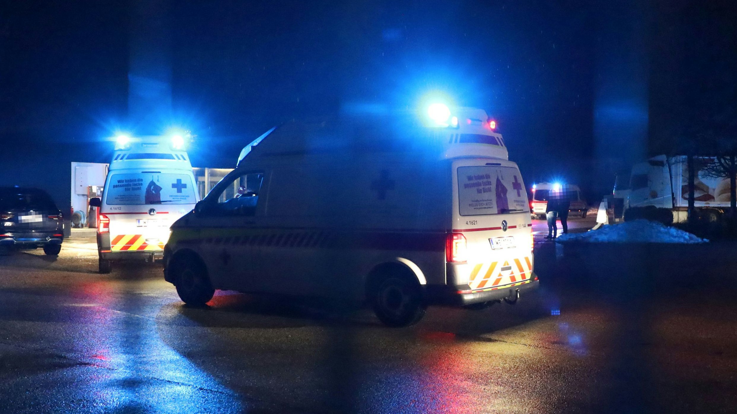 Die Rettung brachte zwölf Menschen ins Krankenhaus.