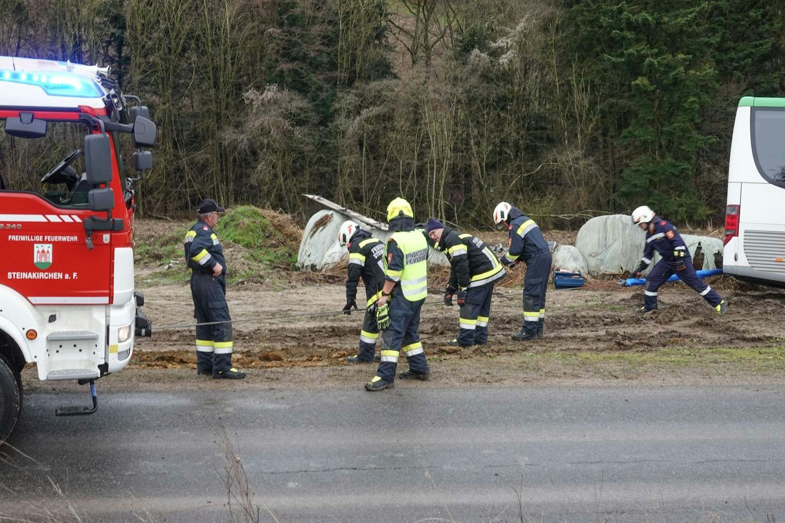 Nach der schwierigen Bergung reinigte die Feuerwehr noch die Einsatzstelle.