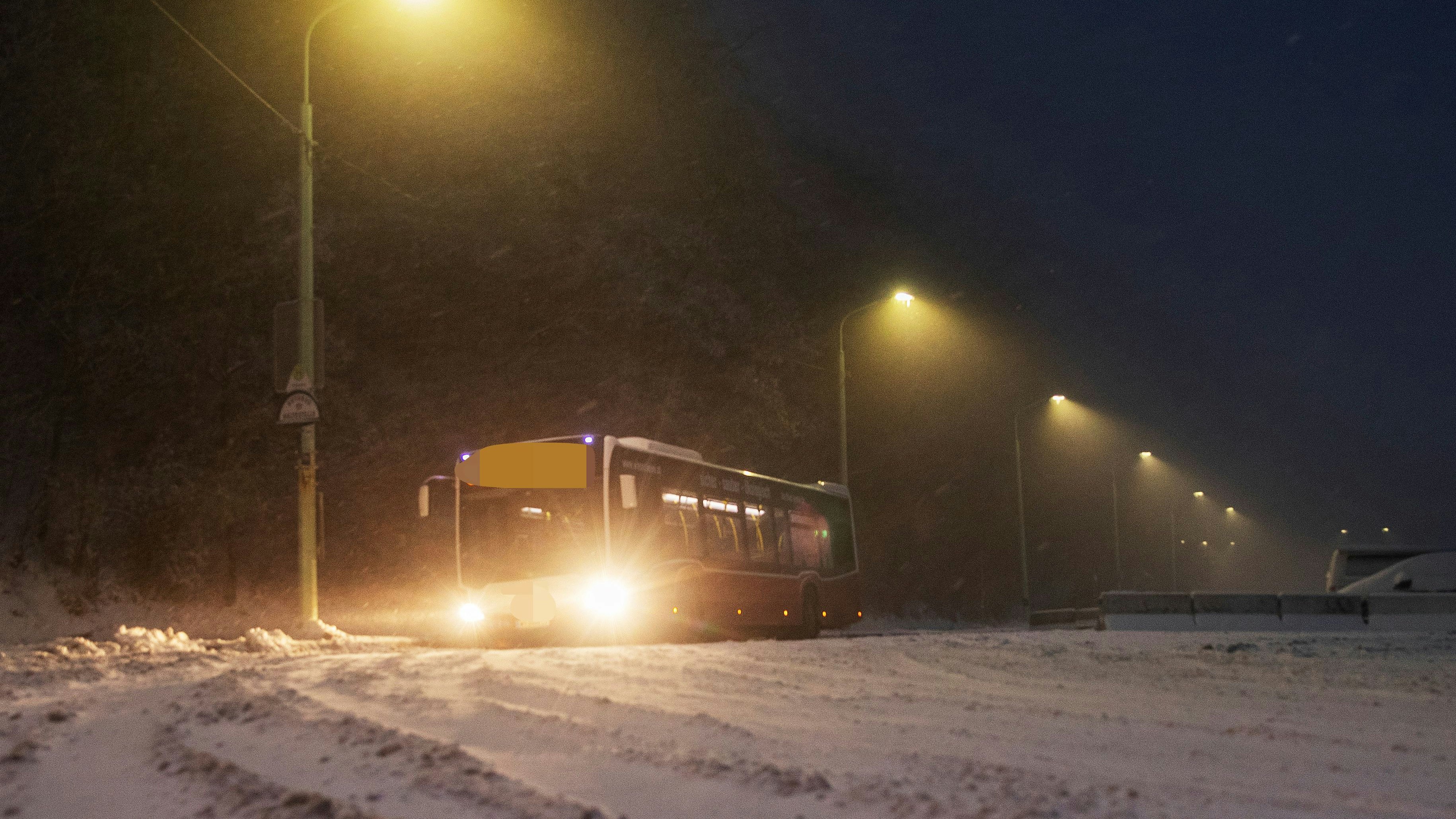 Fahrgäste wurden von Öffi-Bus bei Eis und Schnee nicht mitgenommen. 