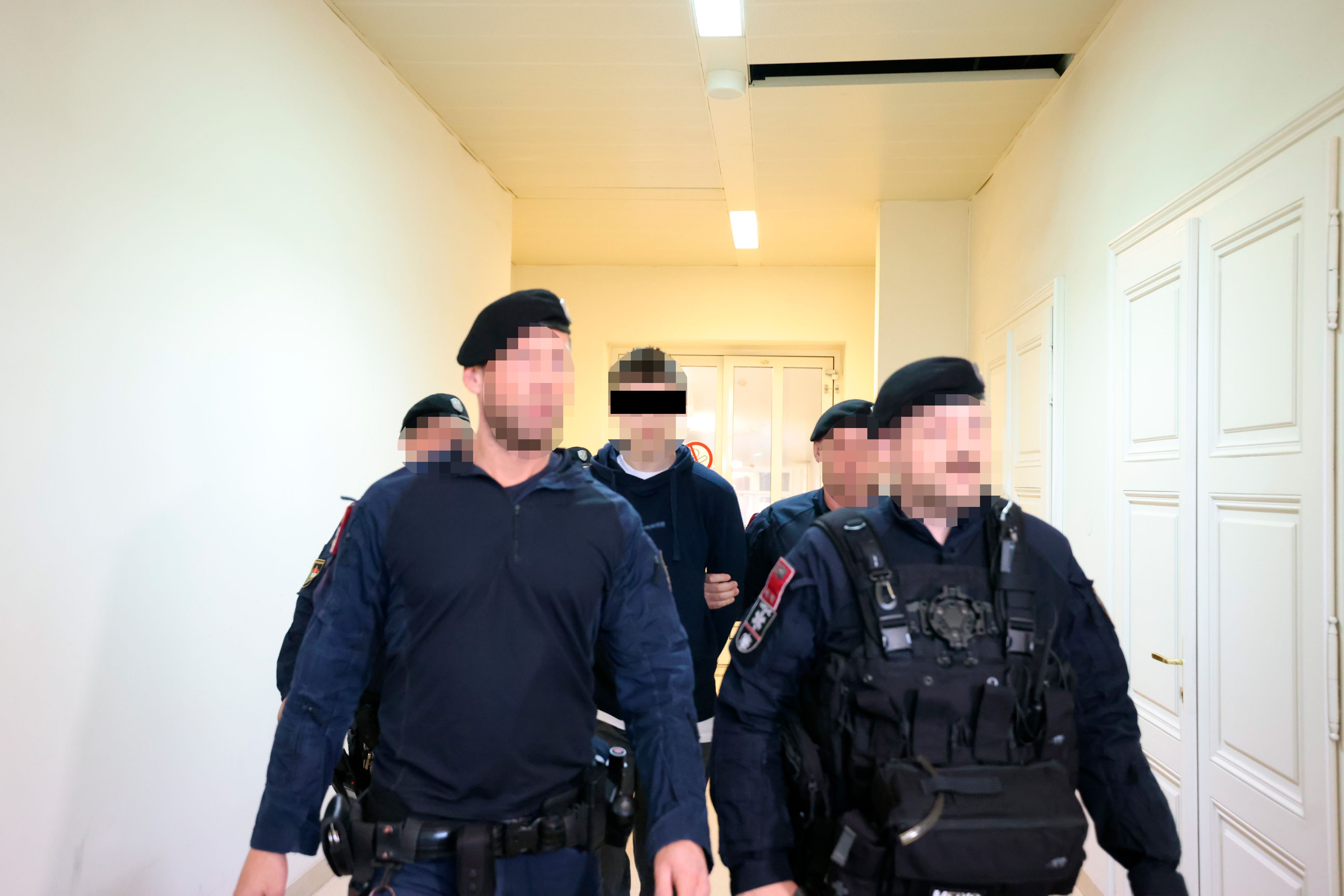 Der 17-jährige, mutmaßliche Obdachlosen-Killer wurde vorgeführt - in Jogginghose und Badeschlapfen.