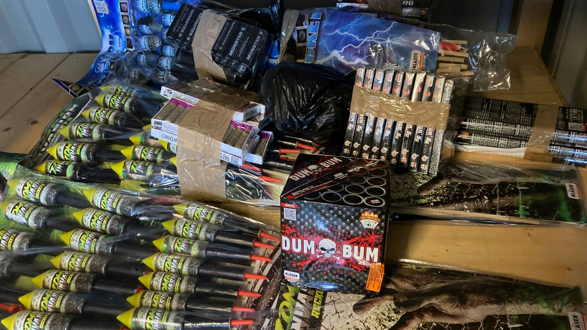 105 Personen wegen Übertretungen nach dem Pyrotechnikgesetz der zuständigen Bezirksverwaltungsbehörde angezeigt.