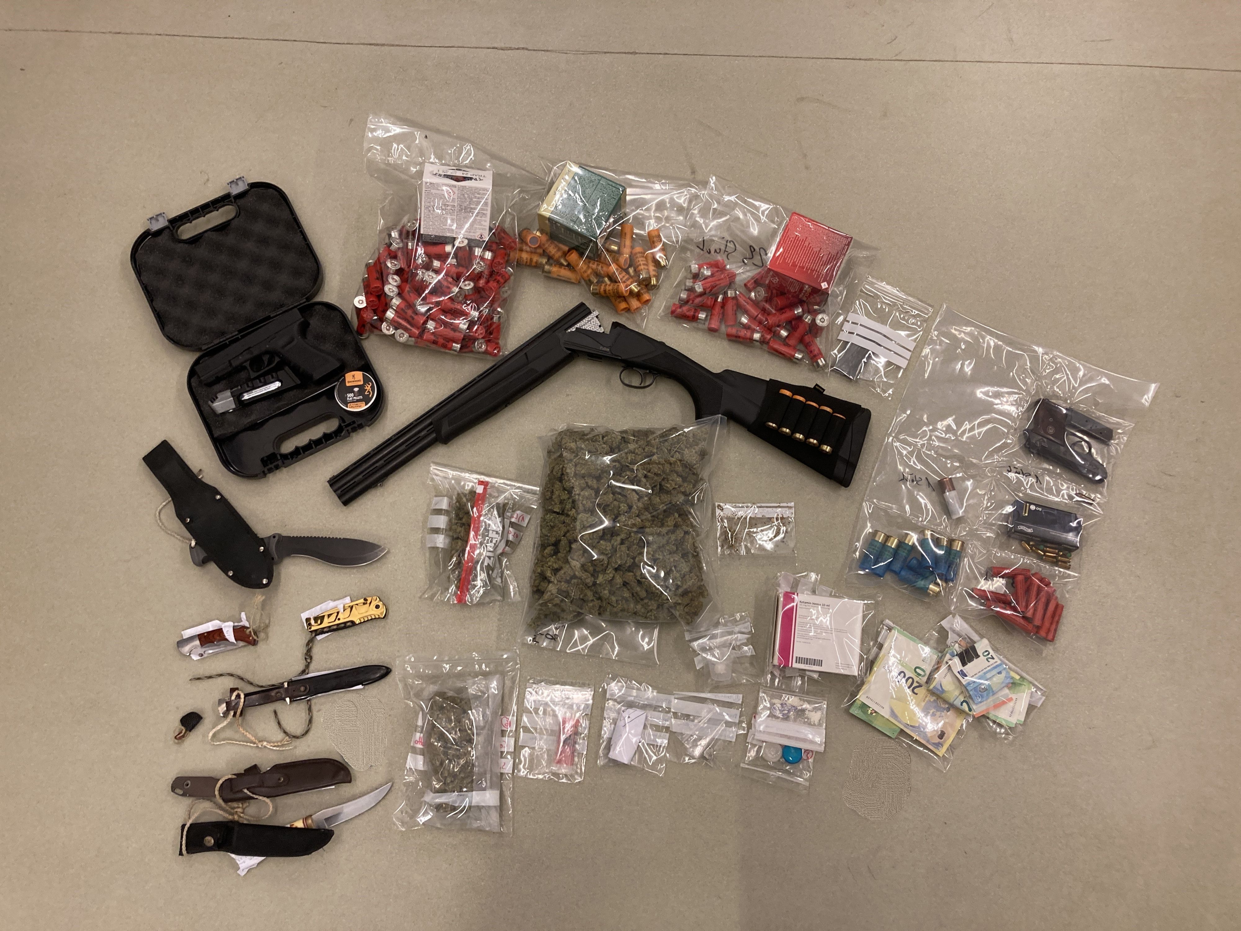 Die Salzburger Polizei konnte neben Drogen auch Bargeld und Waffen sicherstellen. 