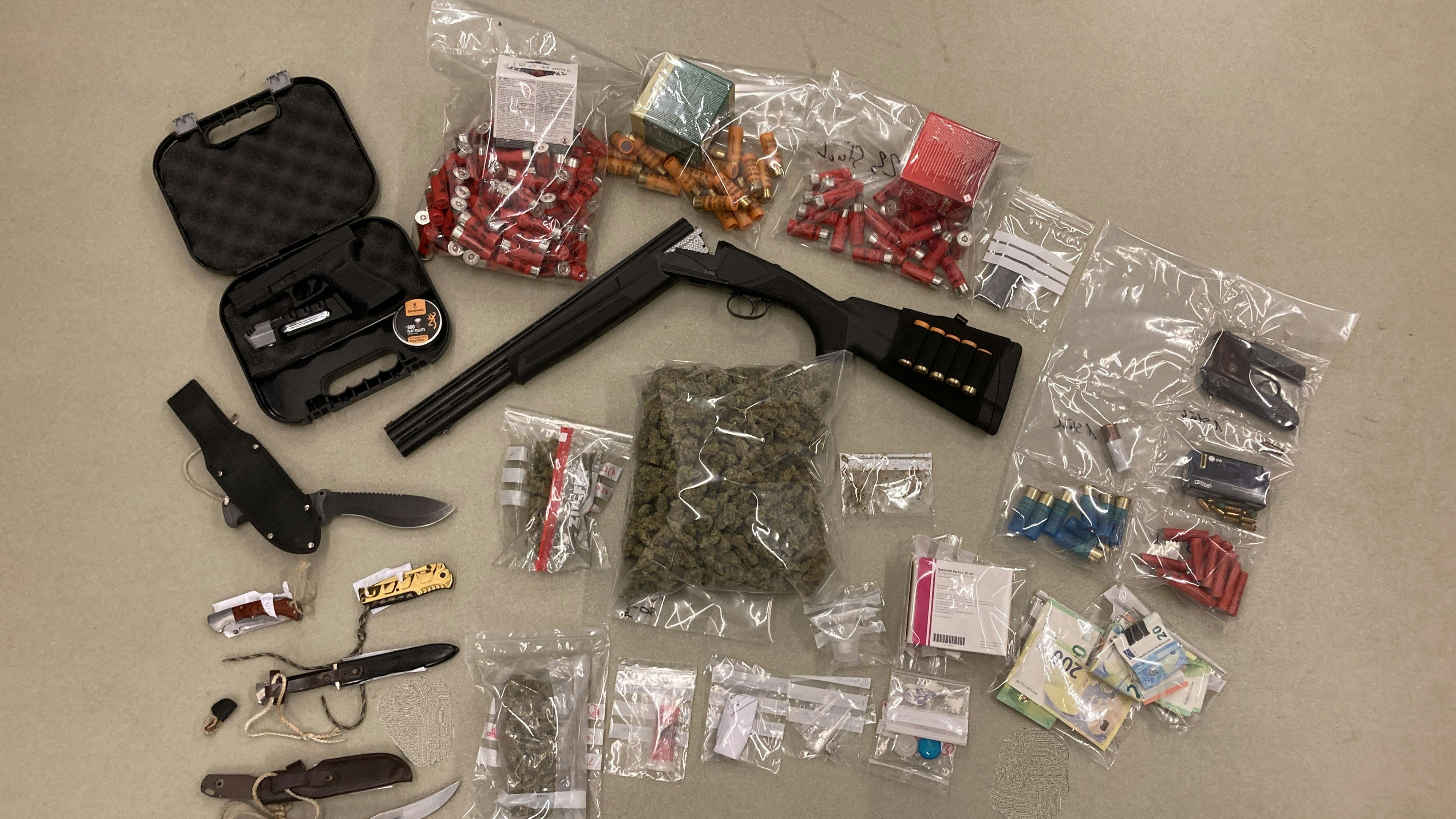 Die Salzburger Polizei konnte neben Drogen auch Bargeld und Waffen sicherstellen. 