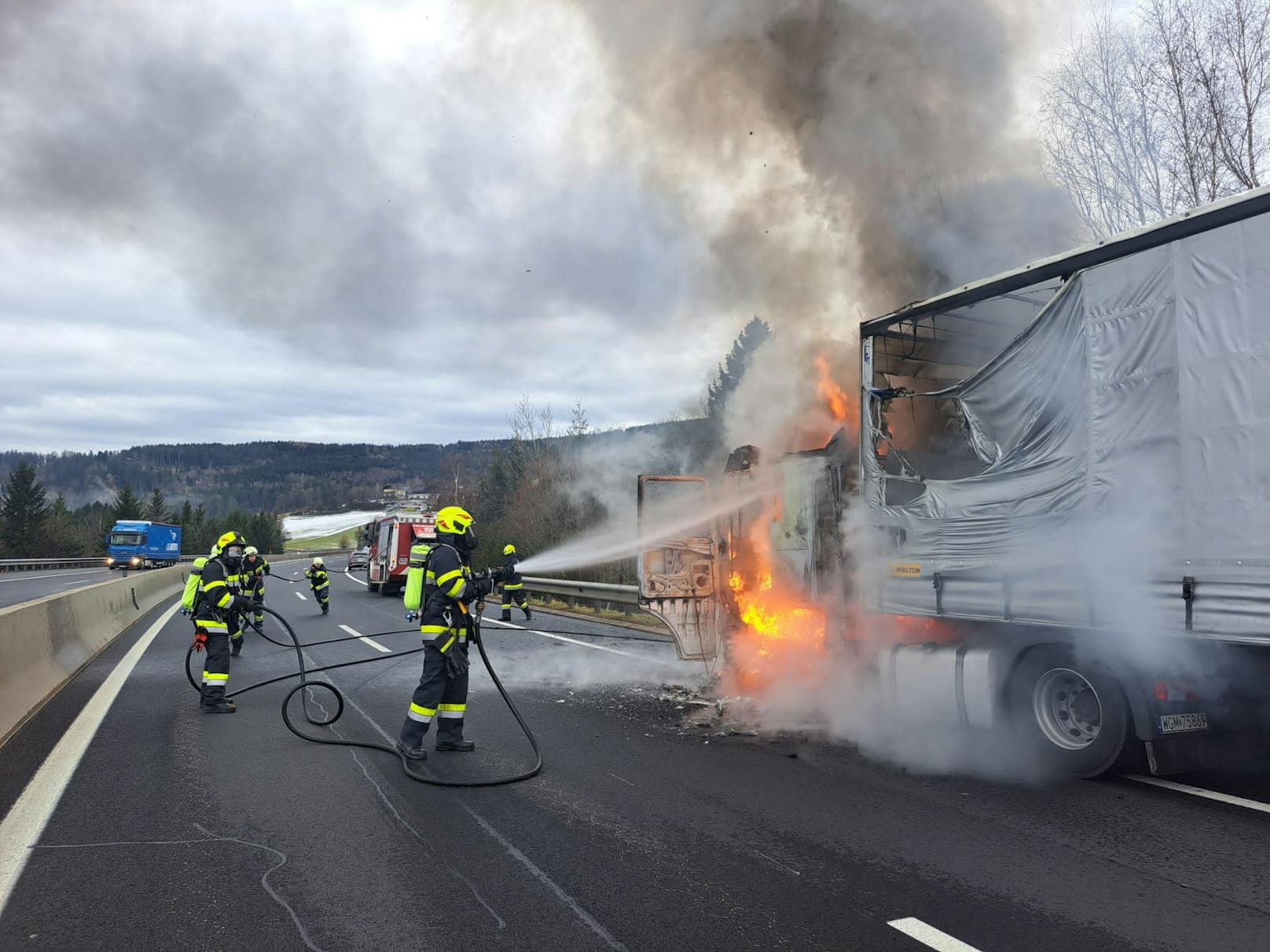 Auf der A2 bei Aspang stand die Fahrerkabine eines LKW im Vollbrand.