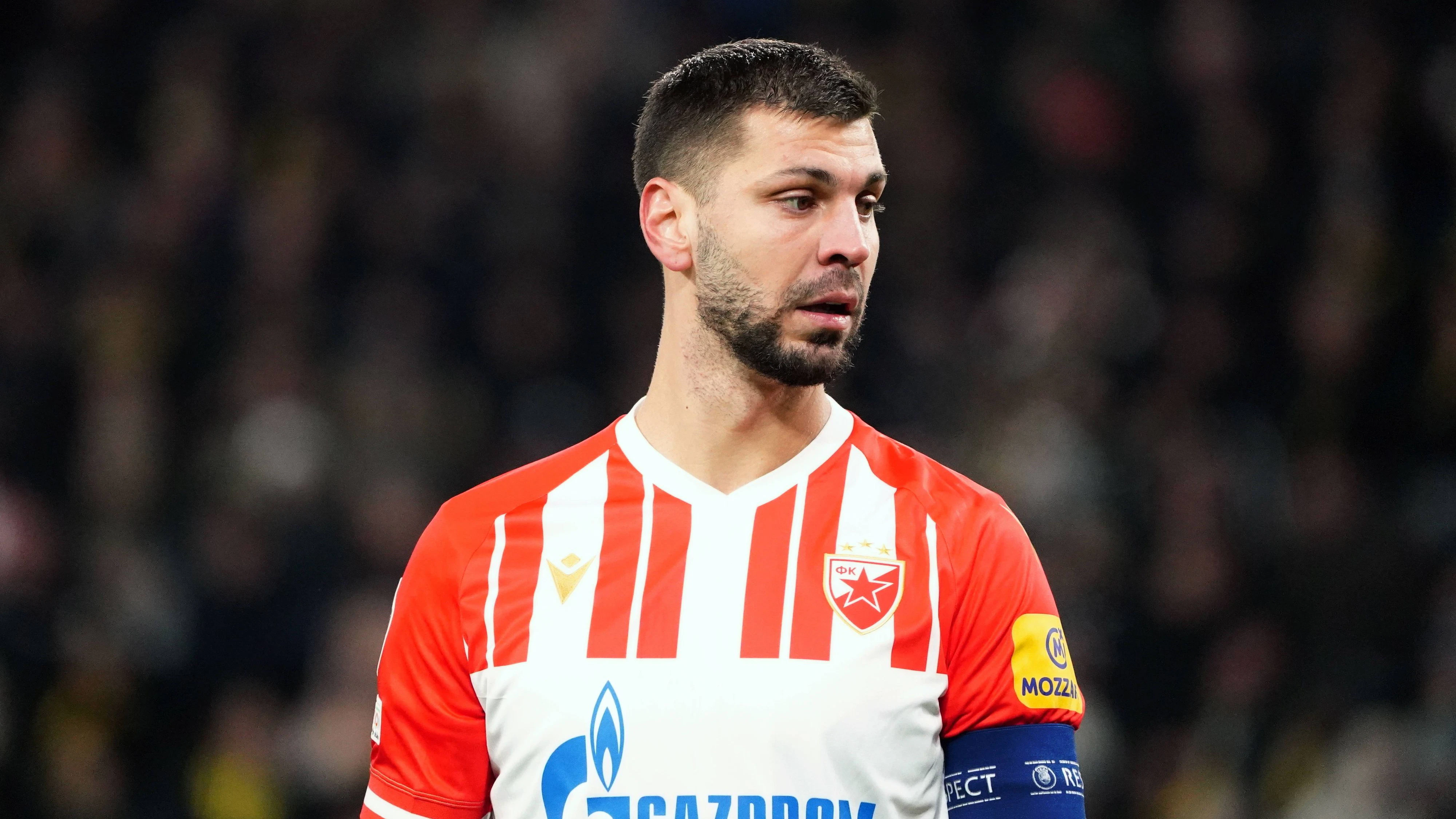 Aleks Dragovic im Duell mit Manchester City
