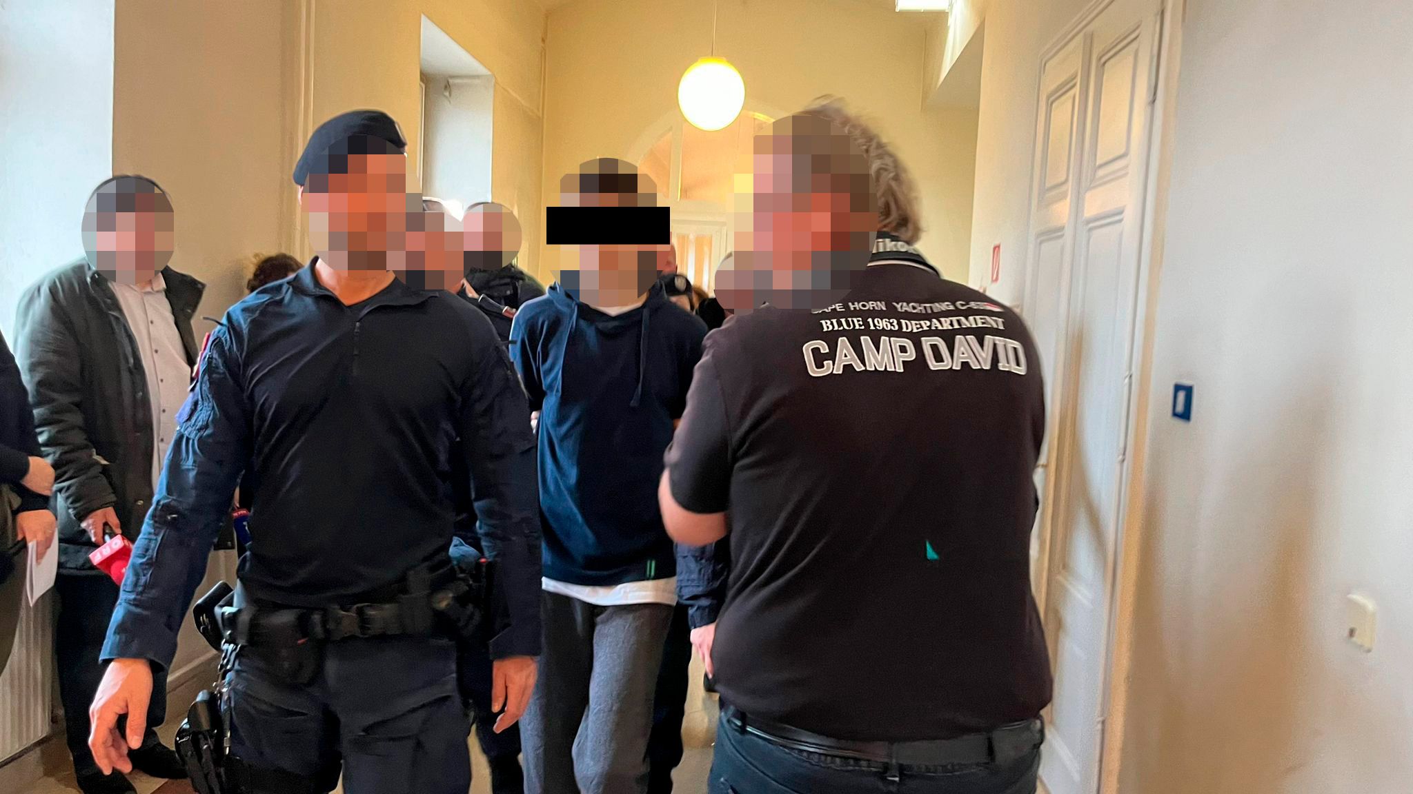 Der Tatverdächtige (17) wurde von mehreren Beamten begleitet.