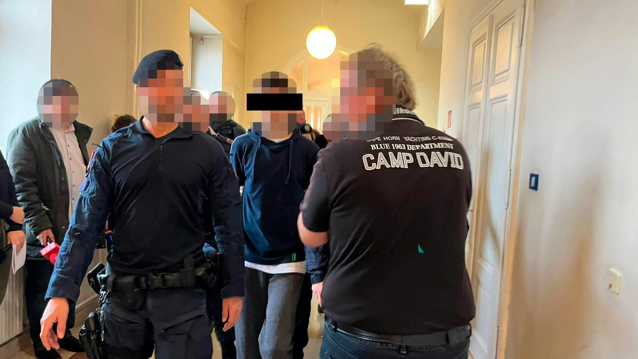 Der Tatverdächtige (17) wurde von mehreren Beamten begleitet.