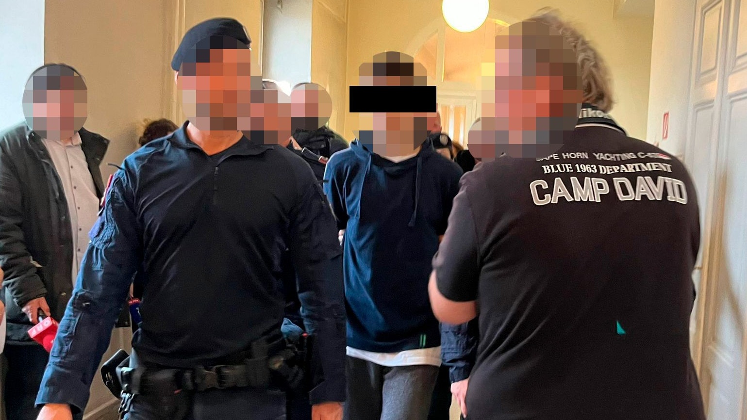 Der Tatverdächtige (17) wurde von mehreren Beamten begleitet.