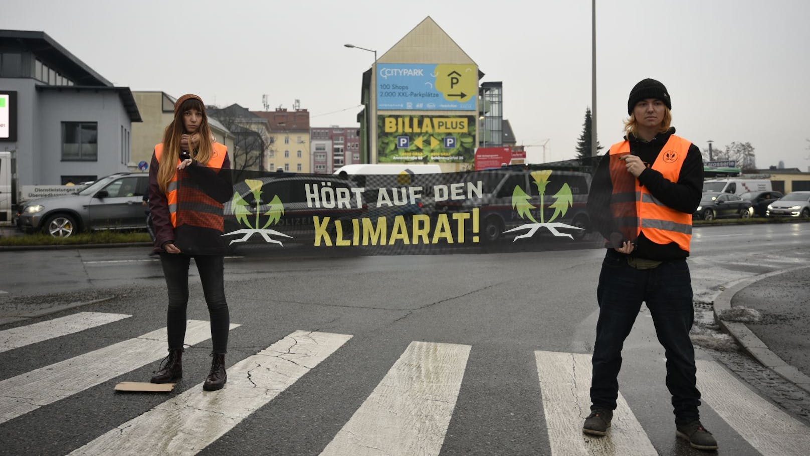 Aktivisten der "Letzten Generation" legten im Grazer Frühverkehr Straßen und Kreuzungen wiederholt für kurze Zeit still. Unter anderem protestierten sie auf der Kärntnerstraße, der Keplerbrücke und dem Griesplatz. Anders als bei vergangenen Protestaktionen wurde diesmal auf den Superkleber verzichtet.