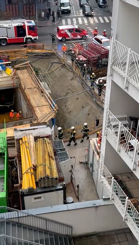 Zahlreiche Feuerwehrleute auf dem Weg zur Öffi-Baustelle