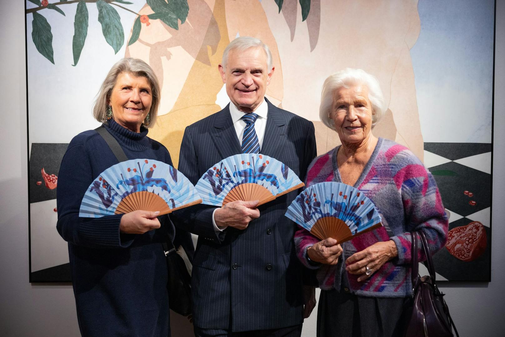 Kaffeesiederball-Fächerpräsentation: Andrea Winkler, Thomas Schäfer-Elmayer, Anita Querfeld.