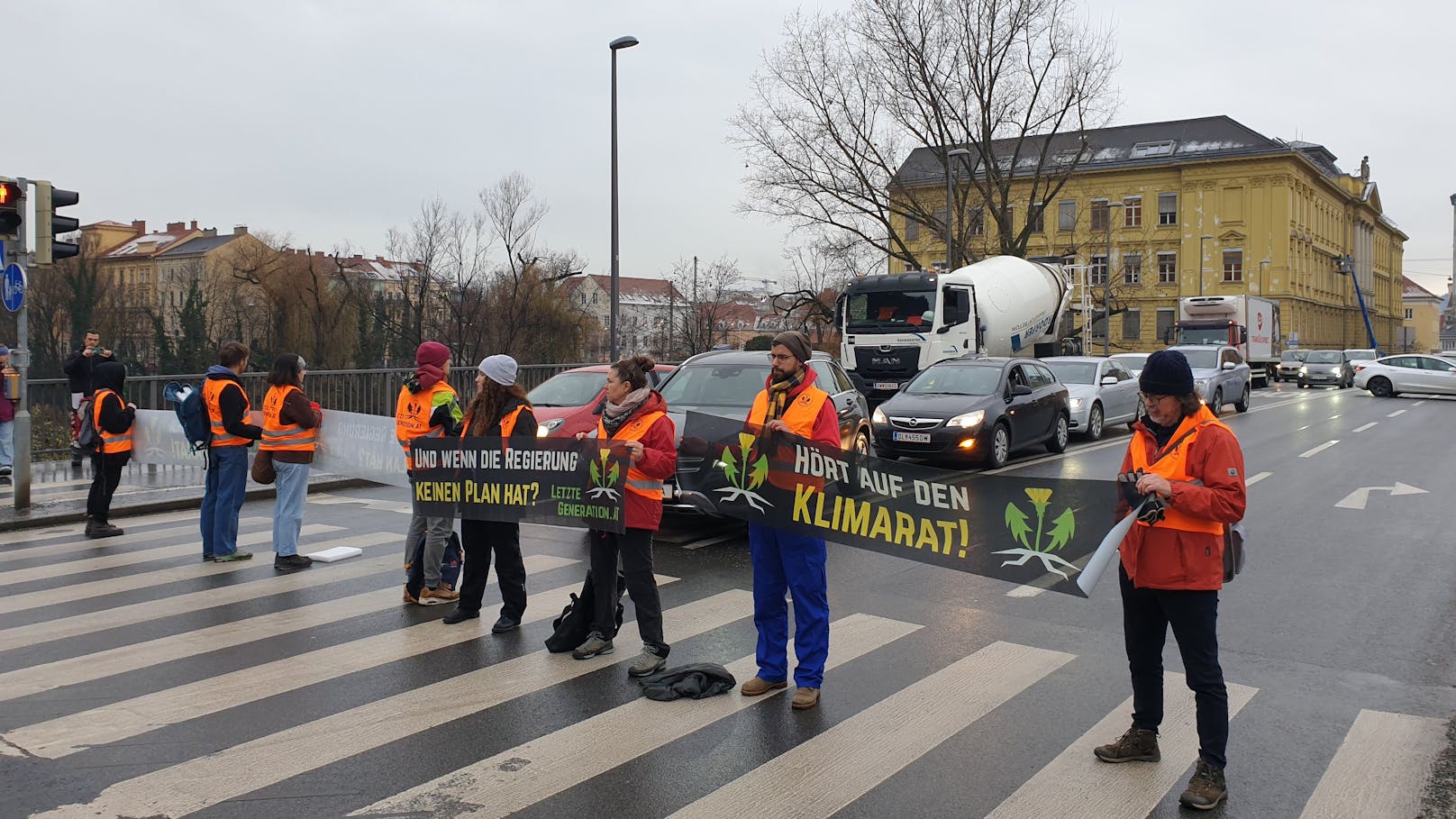 Aktivisten der "Letzten Generation" legten im Grazer Frühverkehr Straßen und Kreuzungen wiederholt für kurze Zeit still. Unter anderem protestierten sie auf der Kärntnerstraße, der Keplerbrücke und dem Griesplatz. Anders als bei vergangenen Protestaktionen wurde diesmal auf den Superkleber verzichtet.