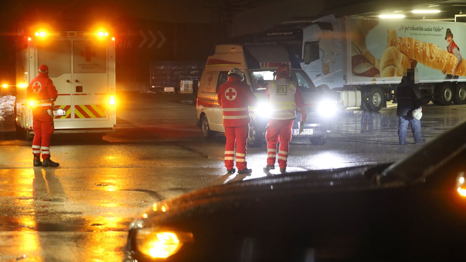 Die Rettung kümmerte sich um mehrere Mitarbeiter.