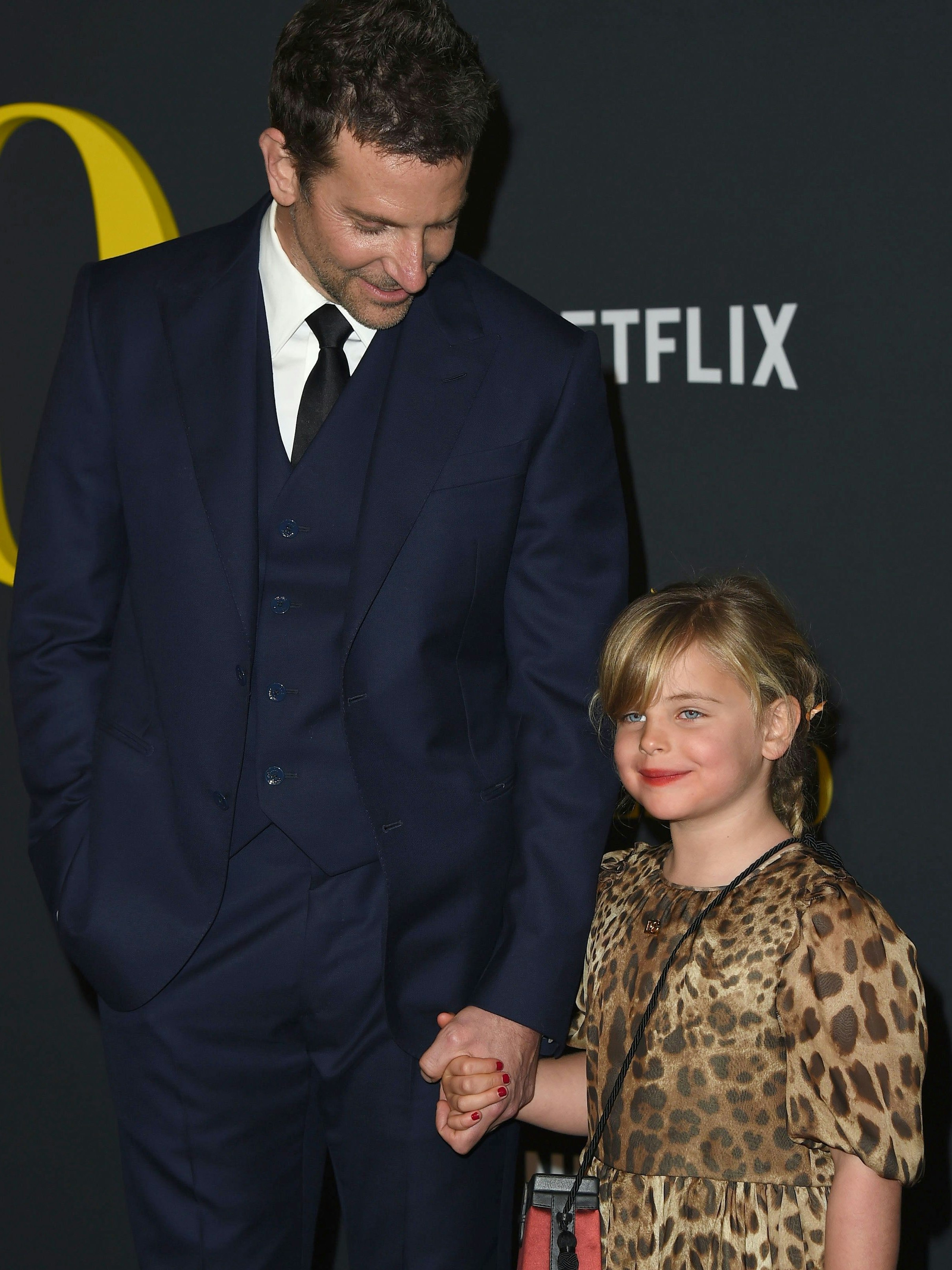 Bradley Cooper zeigt sich als stolzer Papa am roten Teppich.