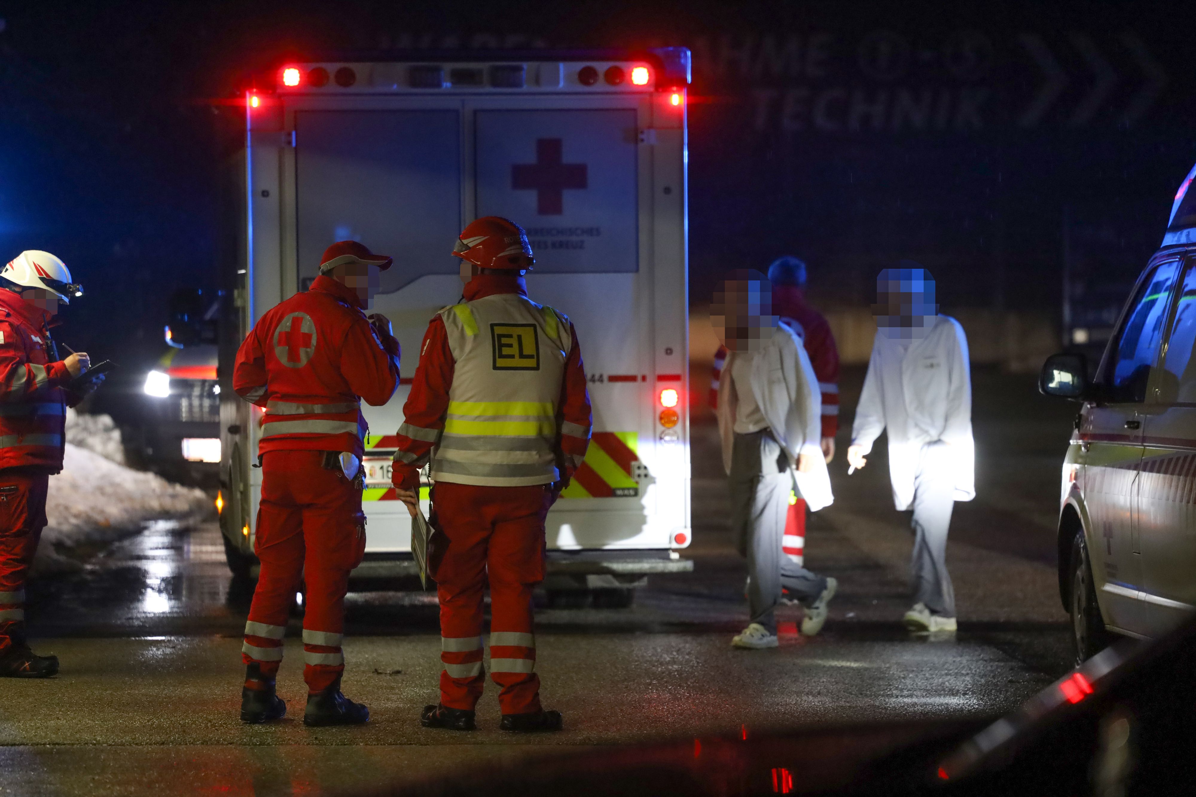 In der Welser Bäckerei Resch&Frisch kam es zu dem Zwischenfall. Ein Großaufgebot an Rettern war im Einsatz.