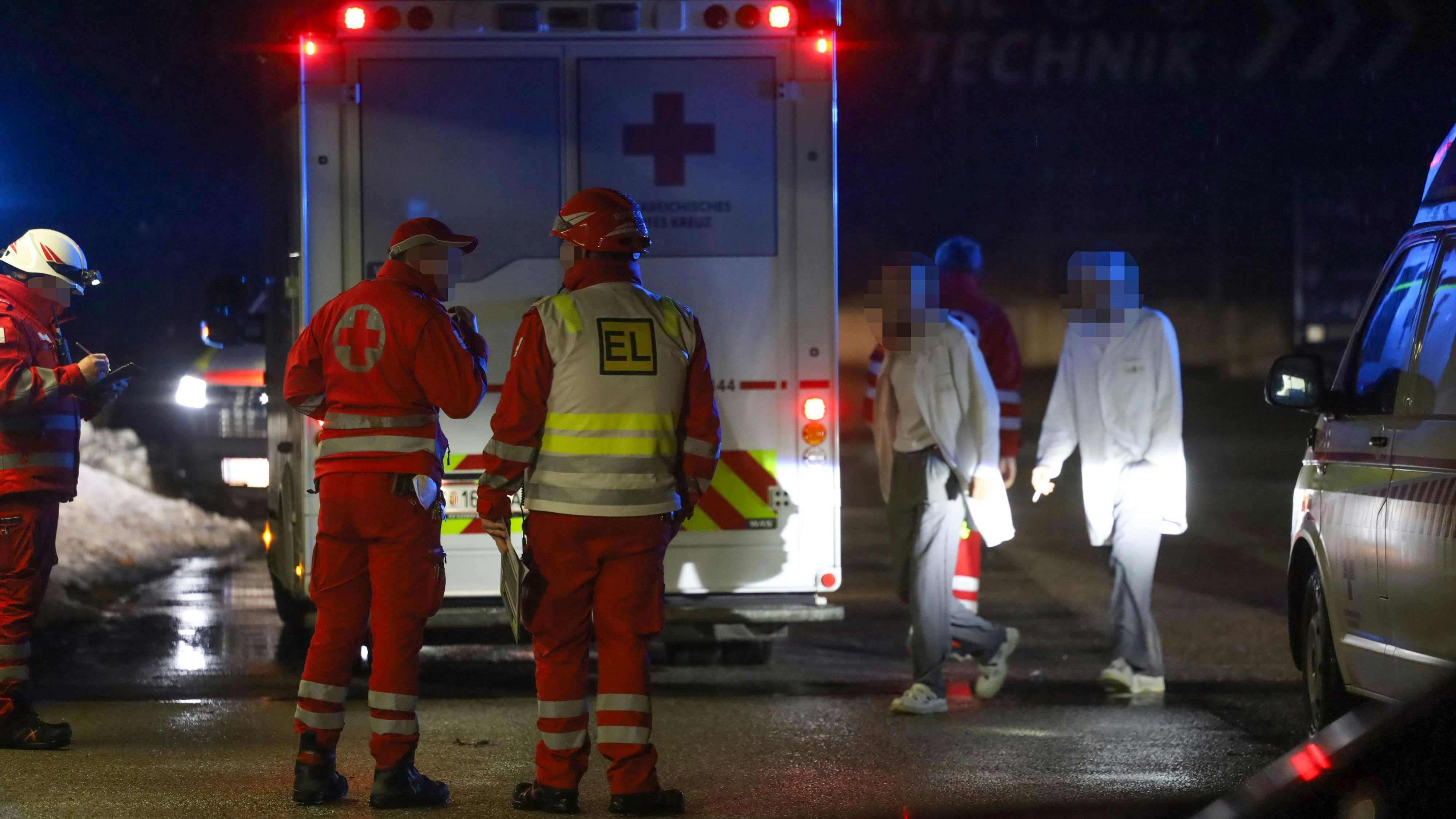 In der Welser Bäckerei Resch&Frisch kam es zu dem Zwischenfall. Ein Großaufgebot an Rettern war im Einsatz.