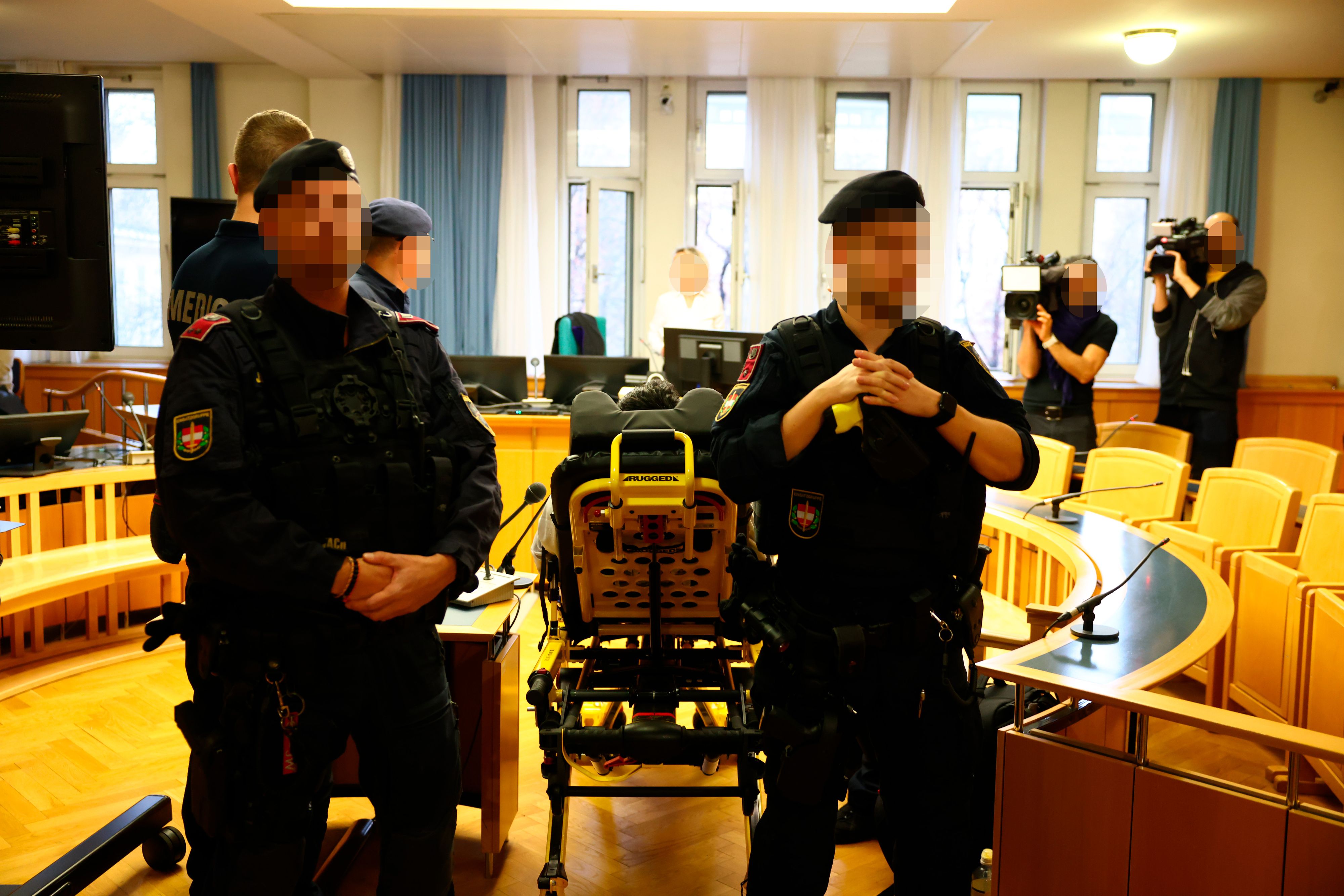 Der Tatverdächtige soll seine Frau umgebracht haben - er musste auf einer Bahre in den Gerichtssaal.