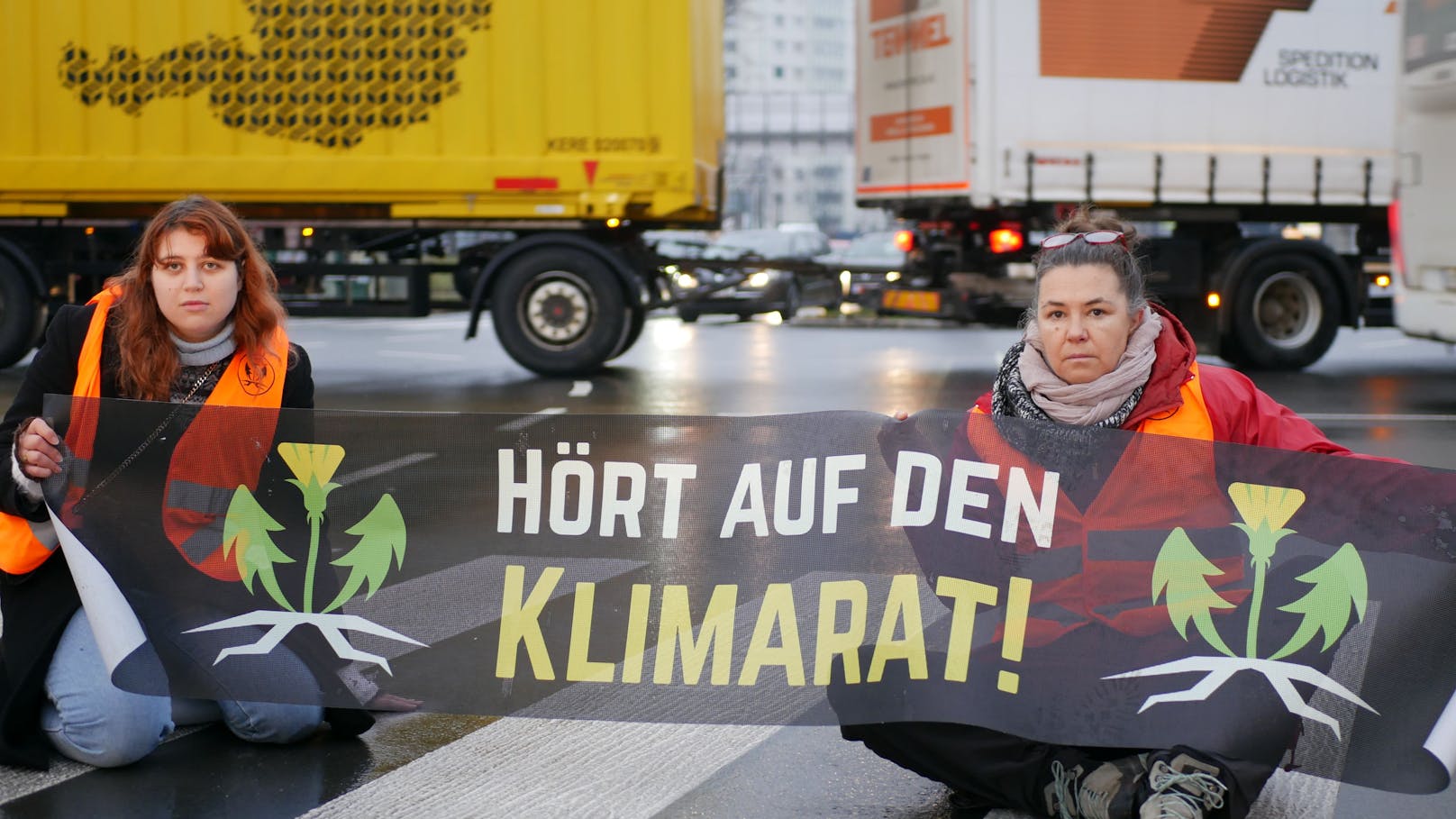Aktivisten der "Letzten Generation" legten im Grazer Frühverkehr Straßen und Kreuzungen wiederholt für kurze Zeit still. Unter anderem protestierten sie auf der Kärntnerstraße, der Keplerbrücke und dem Griesplatz. Anders als bei vergangenen Protestaktionen wurde diesmal auf den Superkleber verzichtet.
