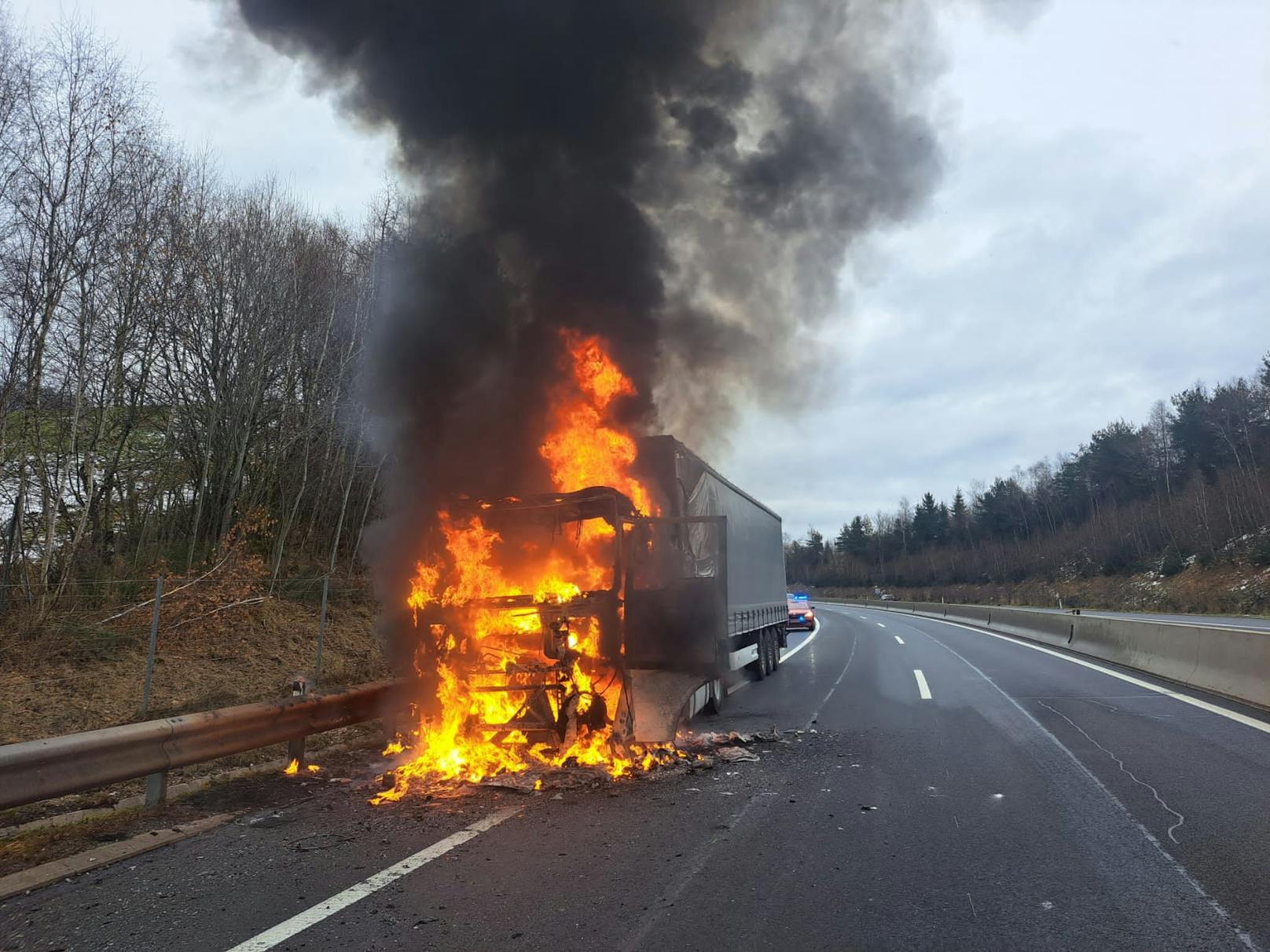 Auf der A2 bei Aspang stand die Fahrerkabine eines LKW im Vollbrand.