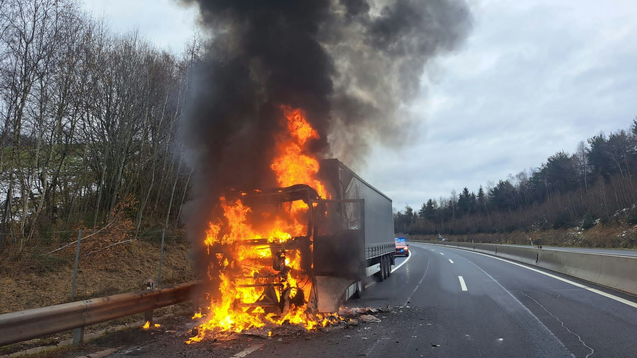 Die Fahrerkabine des LKW stand im Vollbrand.