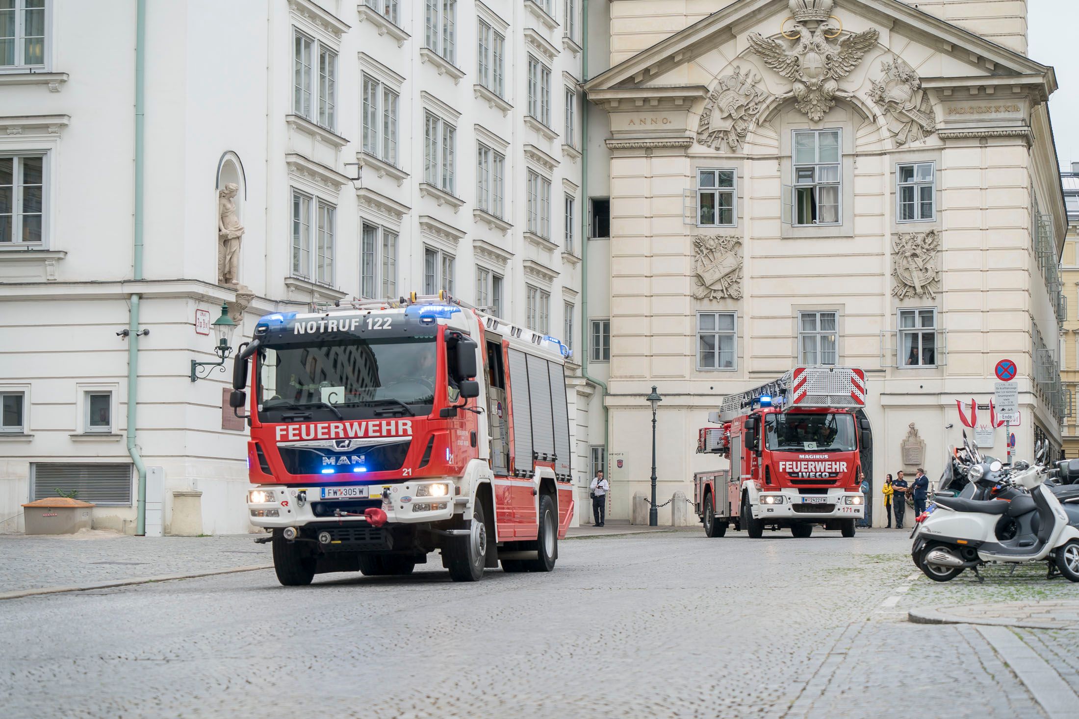 Feuerwehrleute fanden die Frau leblos in der Wohnung. (Symbolbild)