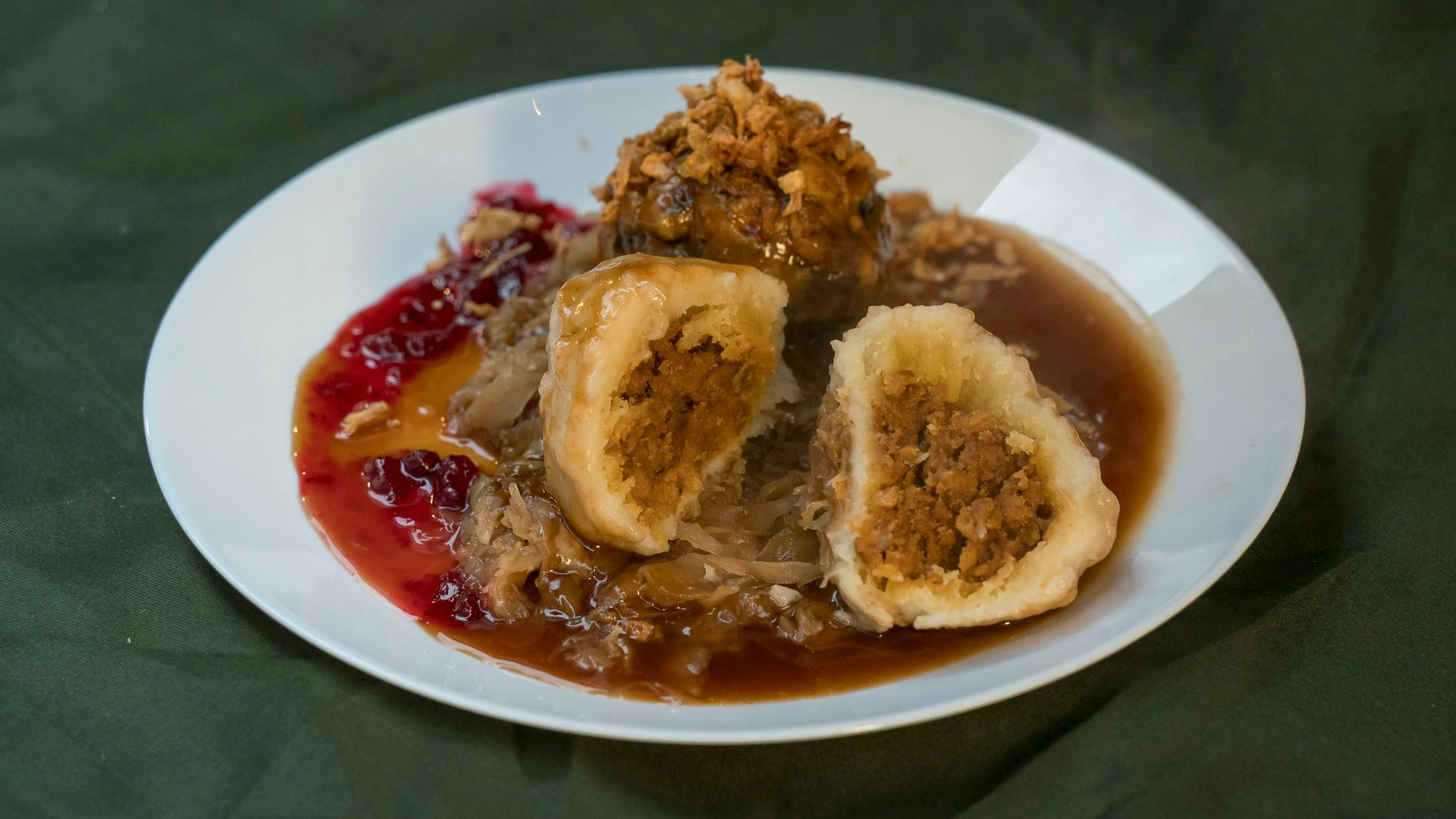 Die fleischlosen Tiroler Knödel und Grammelknödel gibt es unter anderem am Spittelberg zu kaufen.