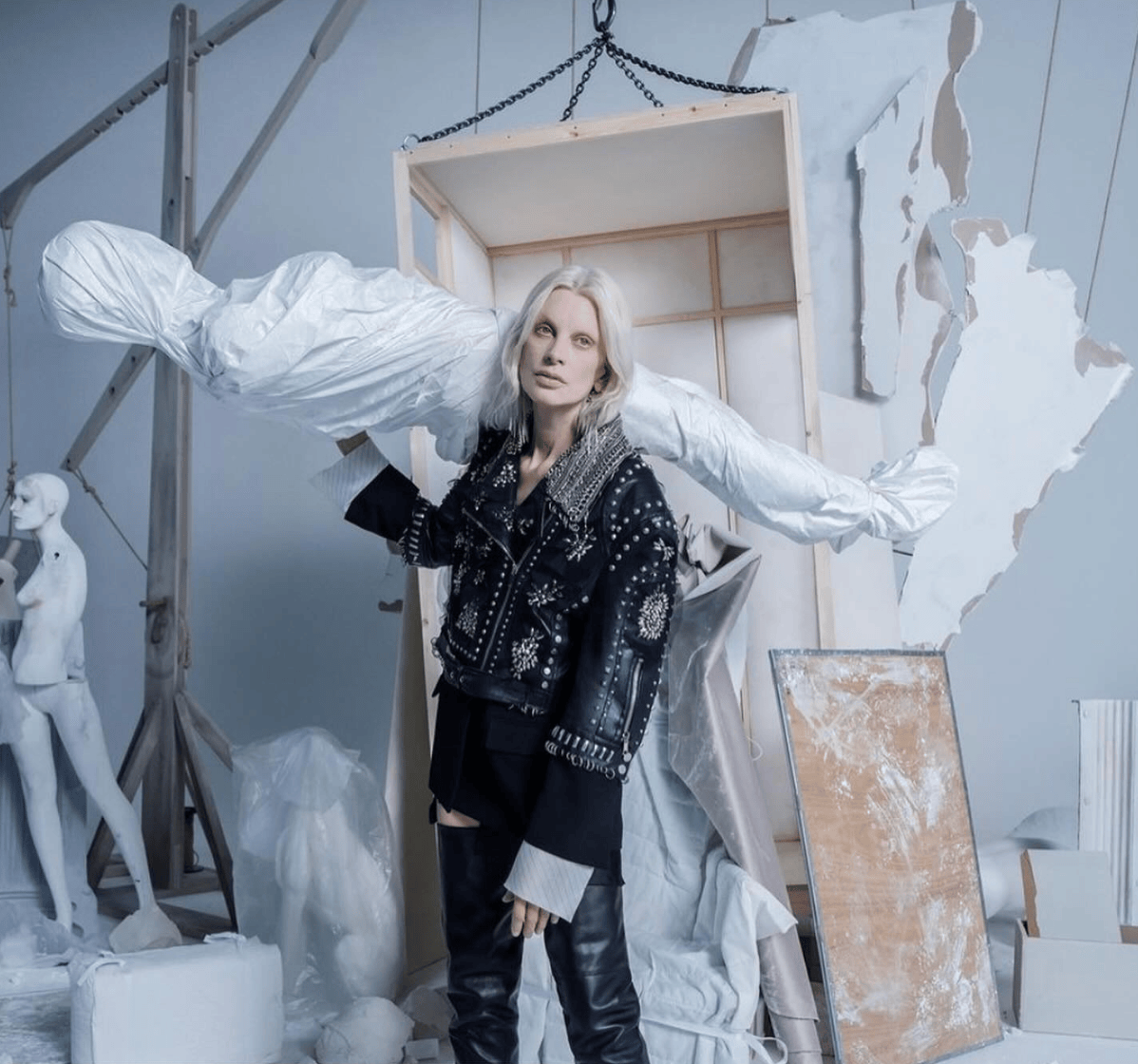 Bilder von eingewickelten Puppen sorgen für Kritik im Netz.