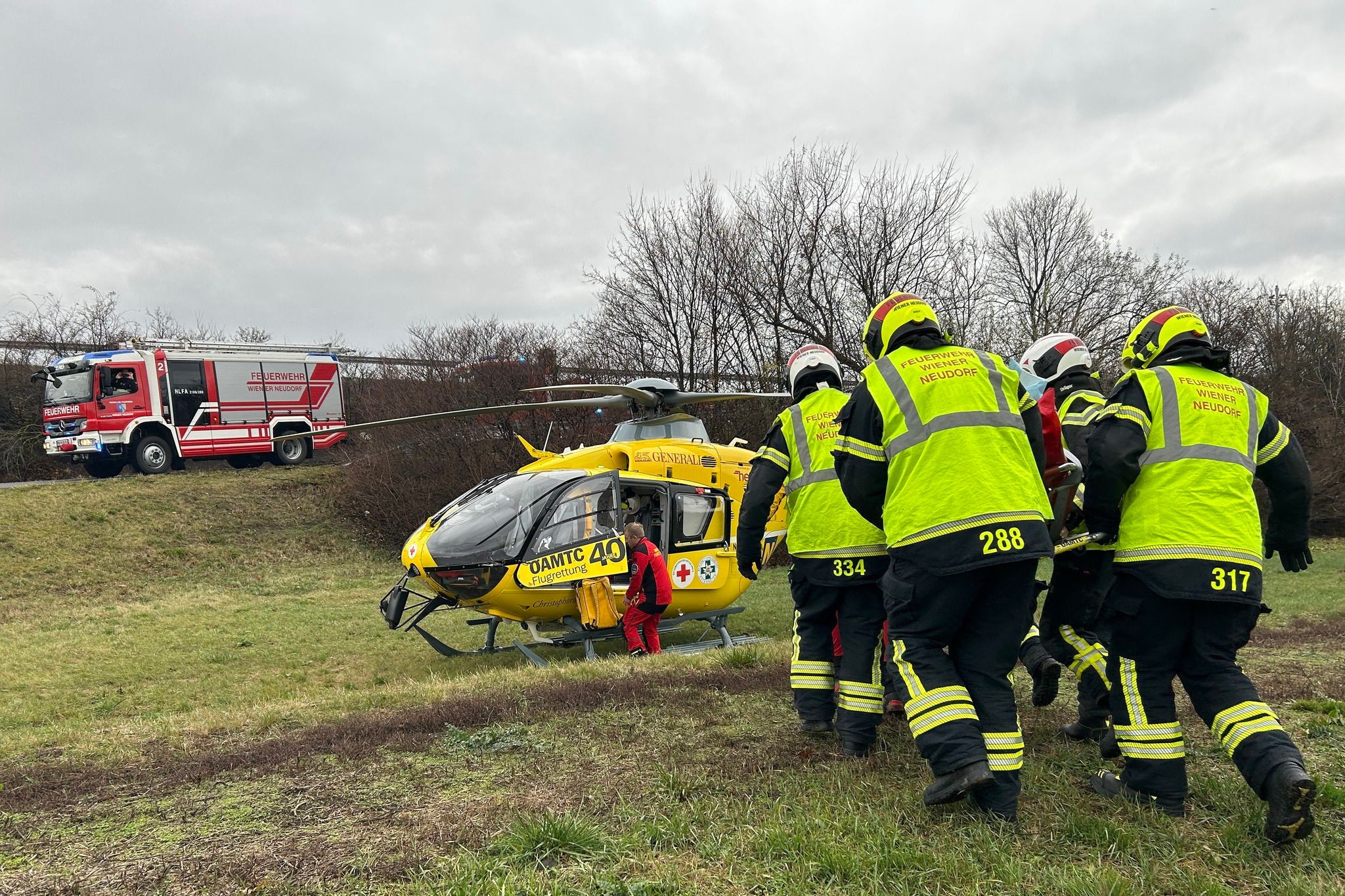 Die Feuerwehr half beim Abtransport der Patientin.