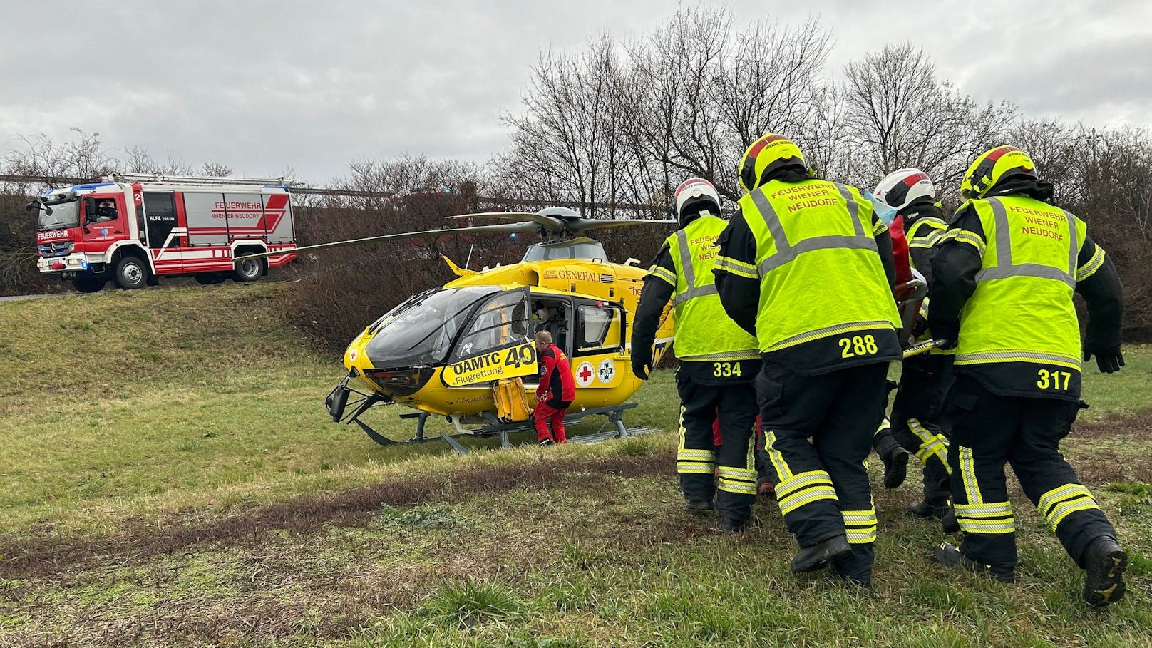 ... und stürzte. Bis zum Eintreffen der Rettungskräfte kümmerten sich Ersthelfer um die Frau. 