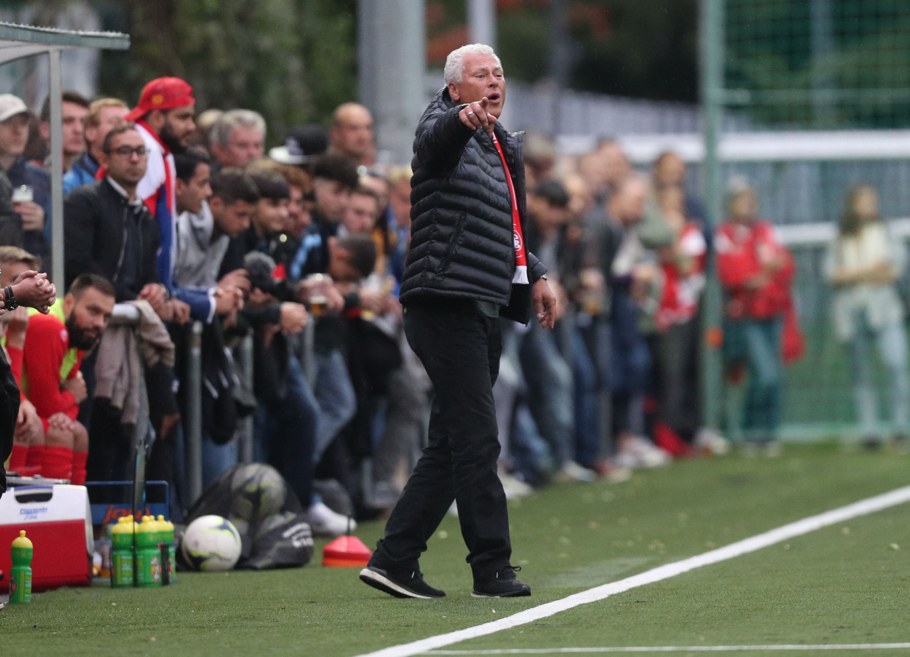Toni Polster steht bei der Wiener Viktoria an der Seitenlinie.