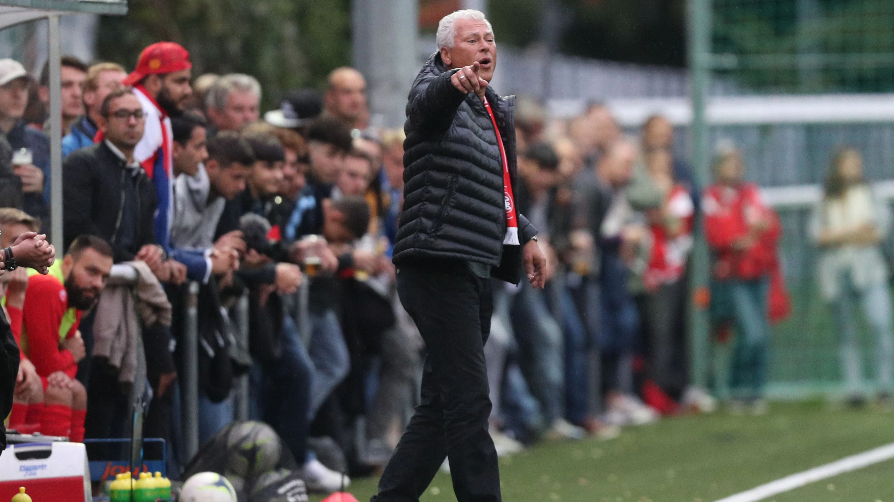 Toni Polster steht bei der Wiener Viktoria an der Seitenlinie.