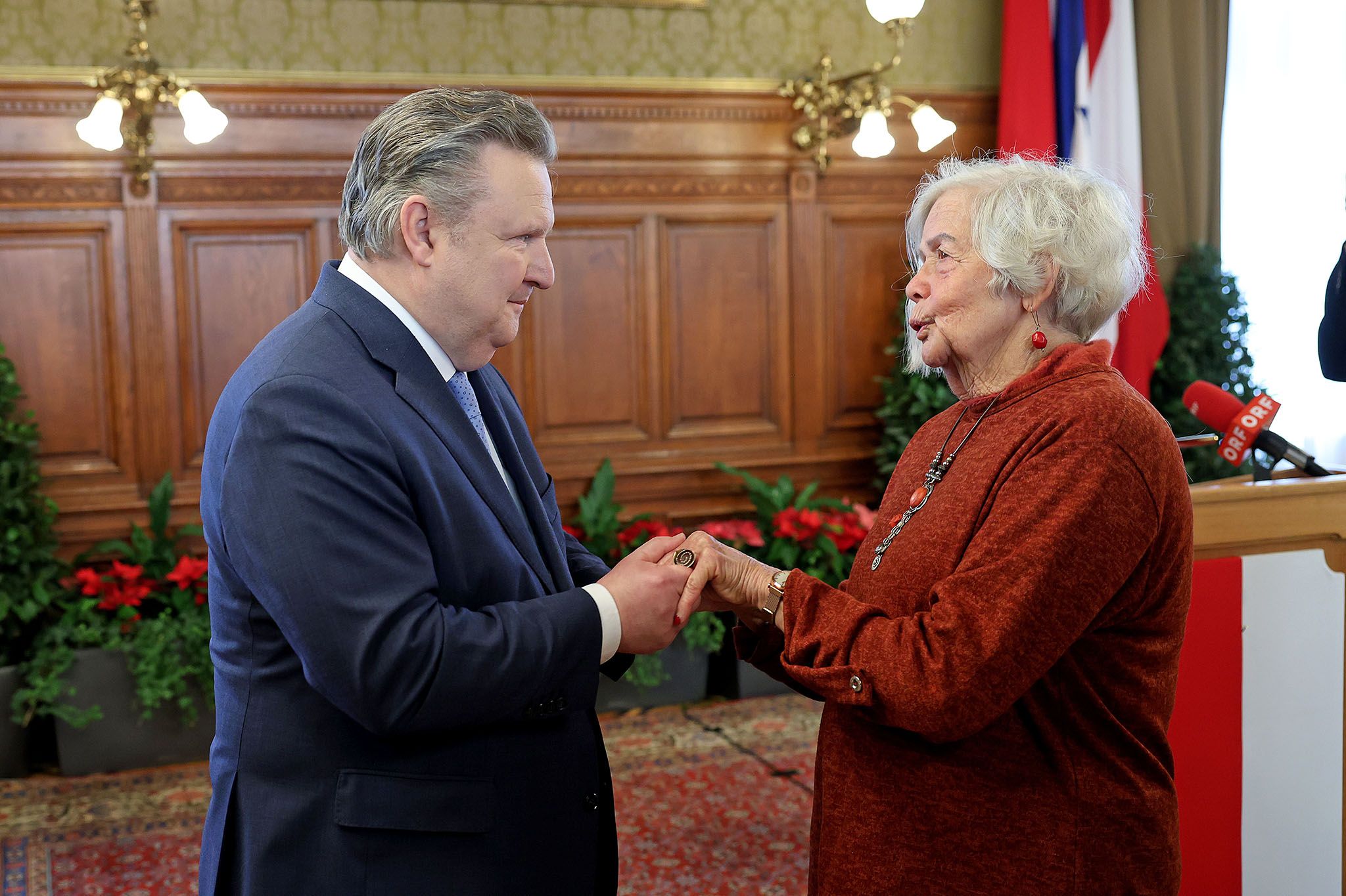 Bürgermeister Michael Ludwig (SPÖ) empfing betroffene Familien des Terorraktes der Hamas als Zeichen der Solidarität im Wiener Rathaus.