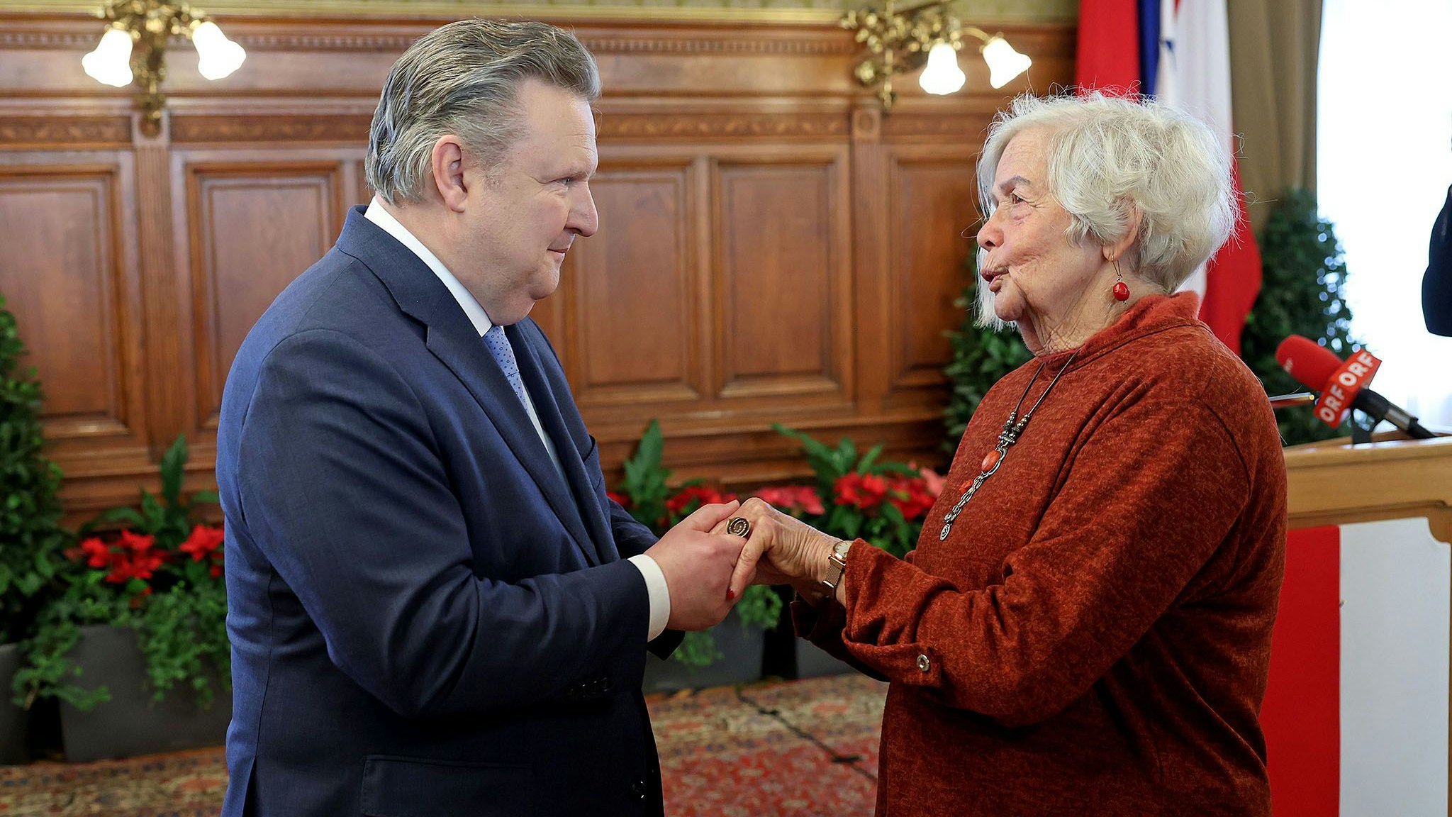 Bürgermeister Michael Ludwig (SPÖ) empfing betroffene Familien des Terorraktes der Hamas als Zeichen der Solidarität im Wiener Rathaus.