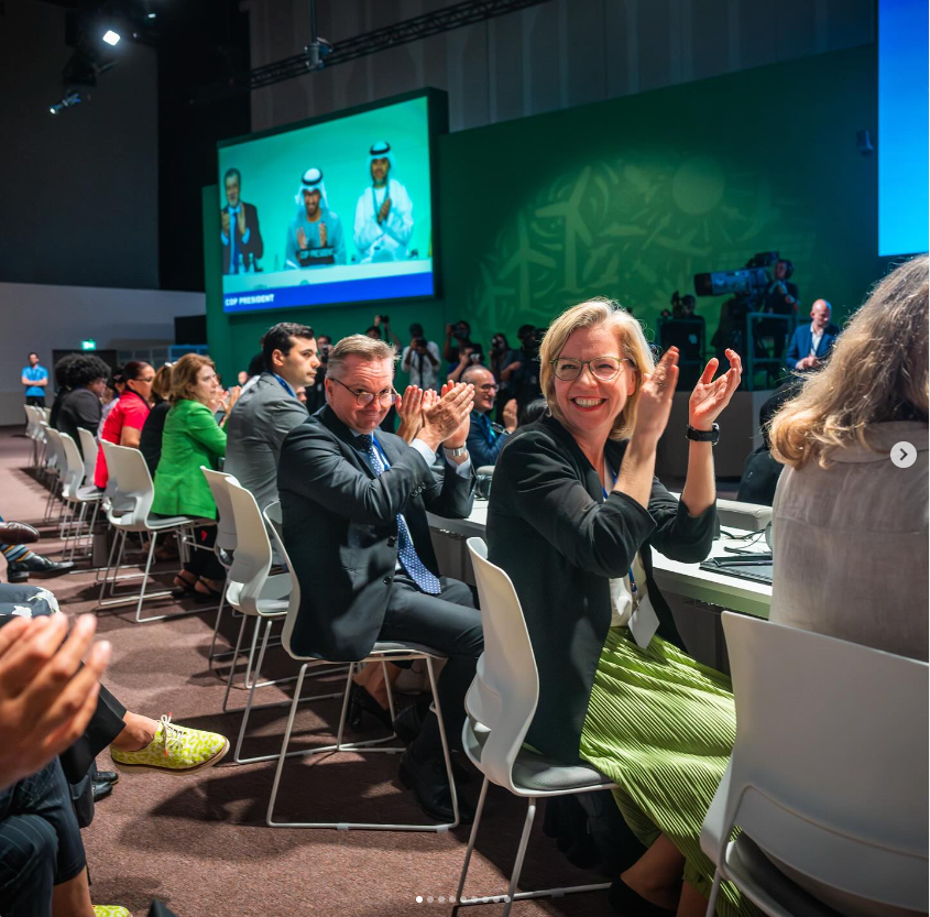 Klimaministerin Leonore Gewessler (Grüne) flog mit einer Delegation von über 40 Leuten aus Österreich zur Klimakonferenz COP28 nach Dubai.