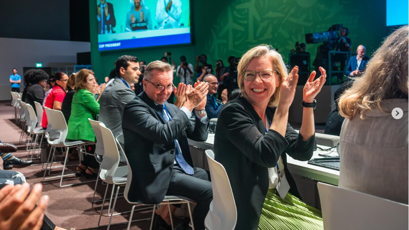Klimaministerin Leonore Gewessler (Grüne) flog mit einer Delegation von über 40 Leuten zur Klimakonferenz COP28 nach Dubai