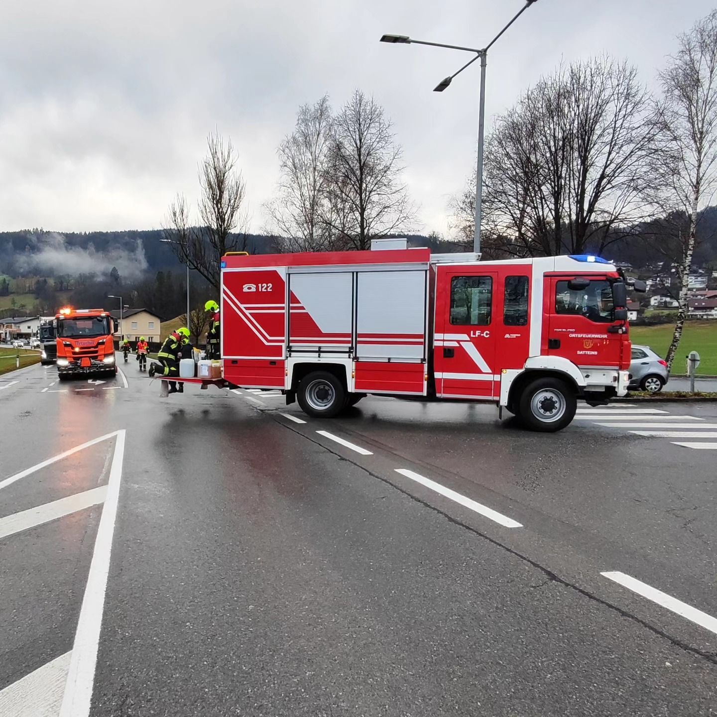 Die Feuerwehr musste die Ölspur binden. 