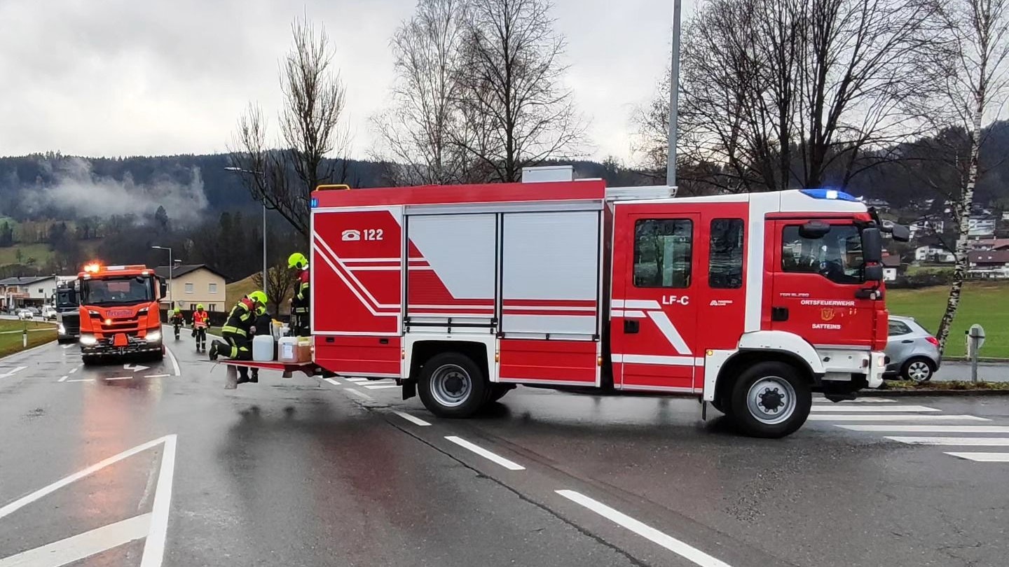Die Feuerwehr musste die Ölspur binden. 