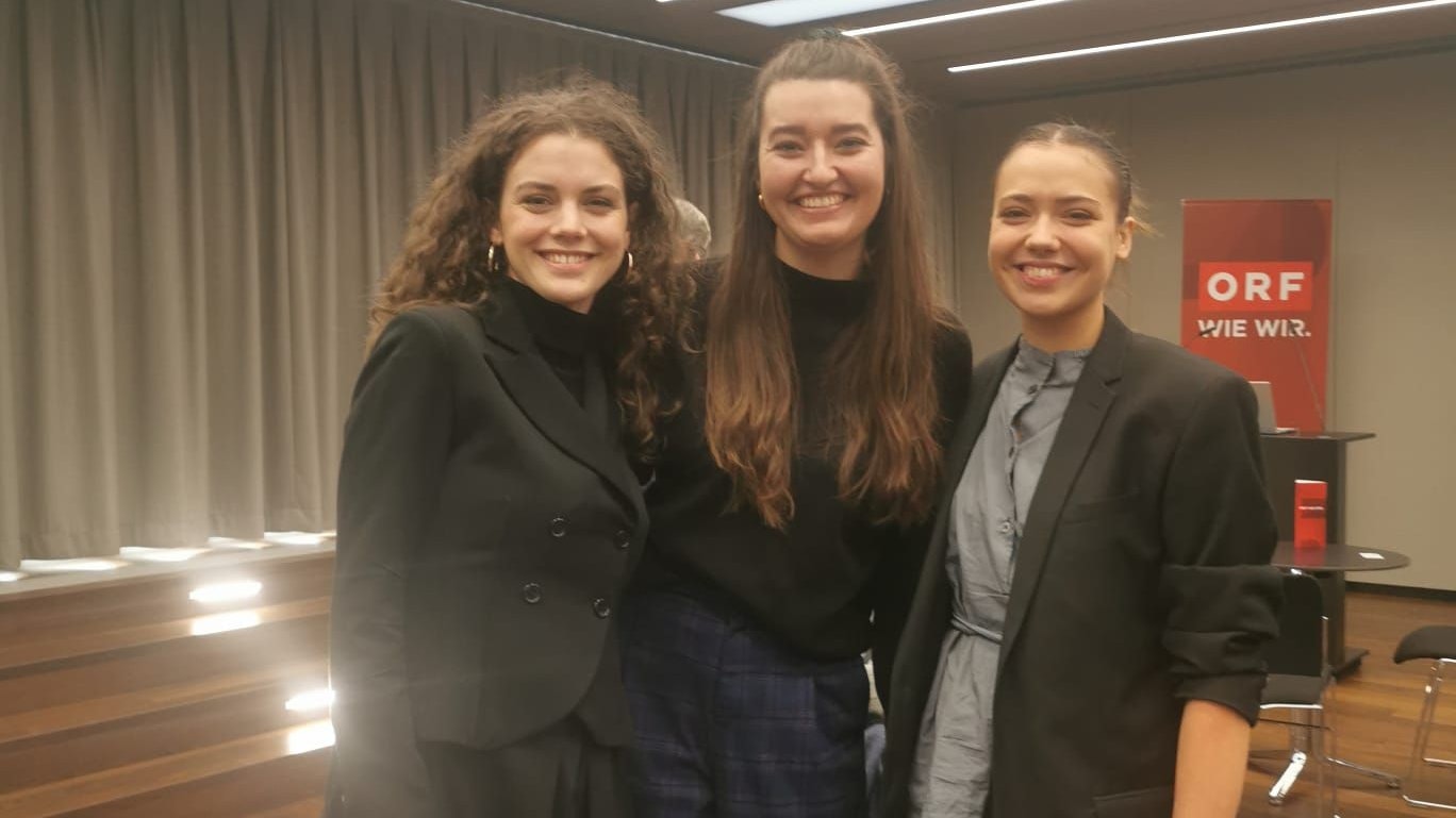Die "Biester" Jenny (Anja Pichler) (links) und Vero (Mara Romei) rechts mit "Heute"-Redakteurin Magdalena Zimmermann