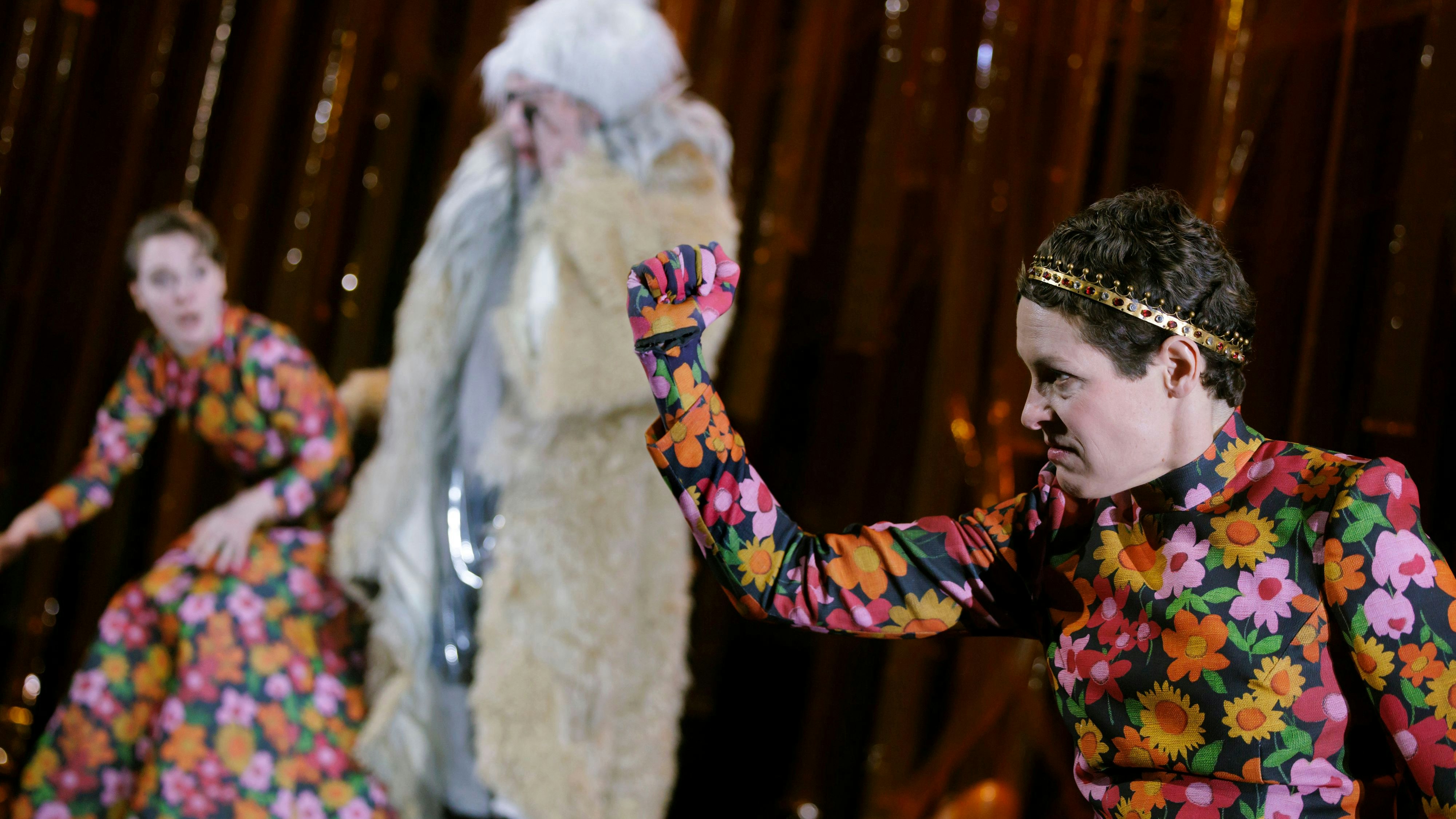 Julia Windischbauer (Brünhild) und Katharina Lorenz (Kriemhild) mit "Siegfried" Oliver Nägele in der Mitte